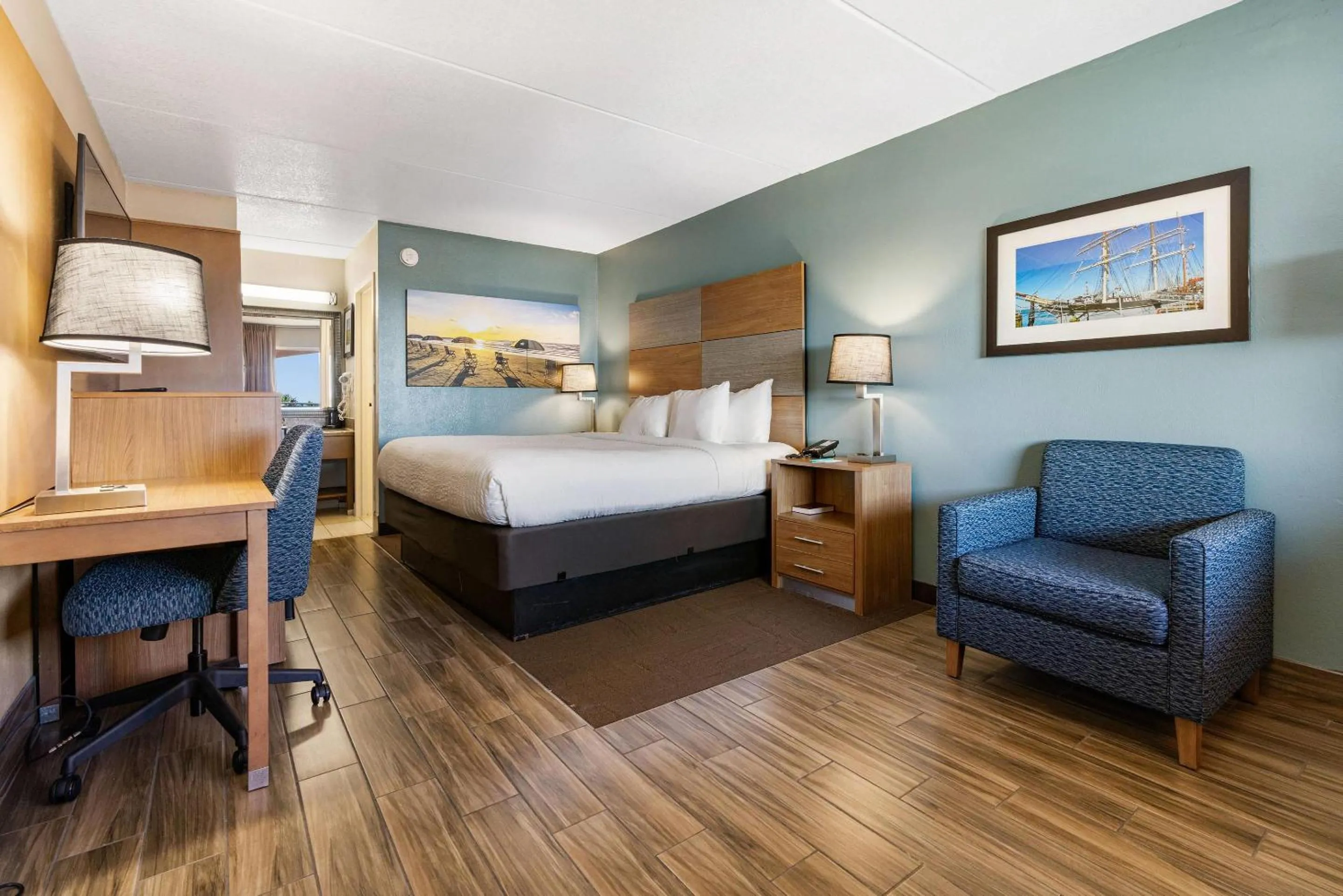 Bedroom, Bed in Clarion Pointe Galveston - Beachfront