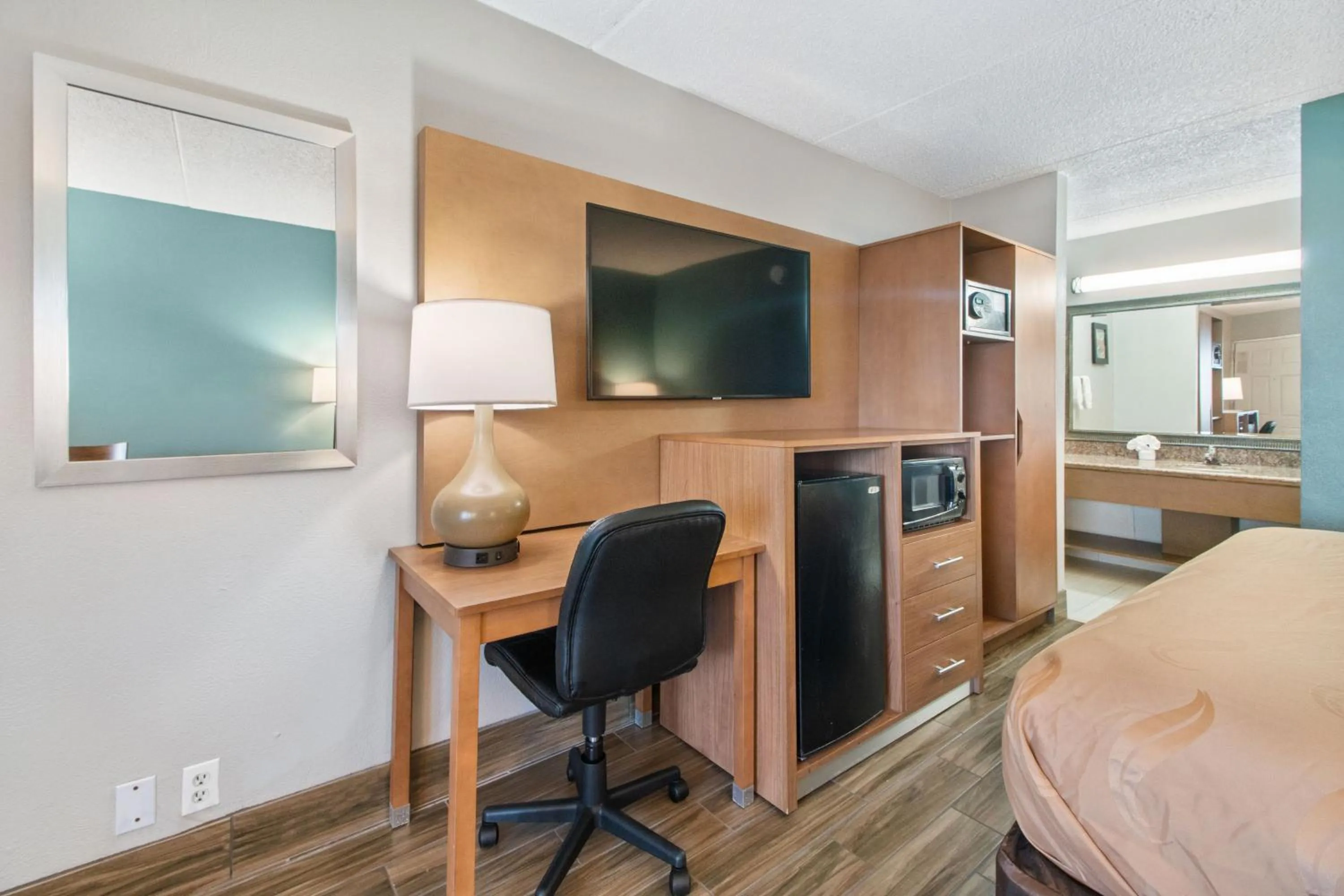 TV and multimedia, Bed in Beachfront Palms Hotel Galveston