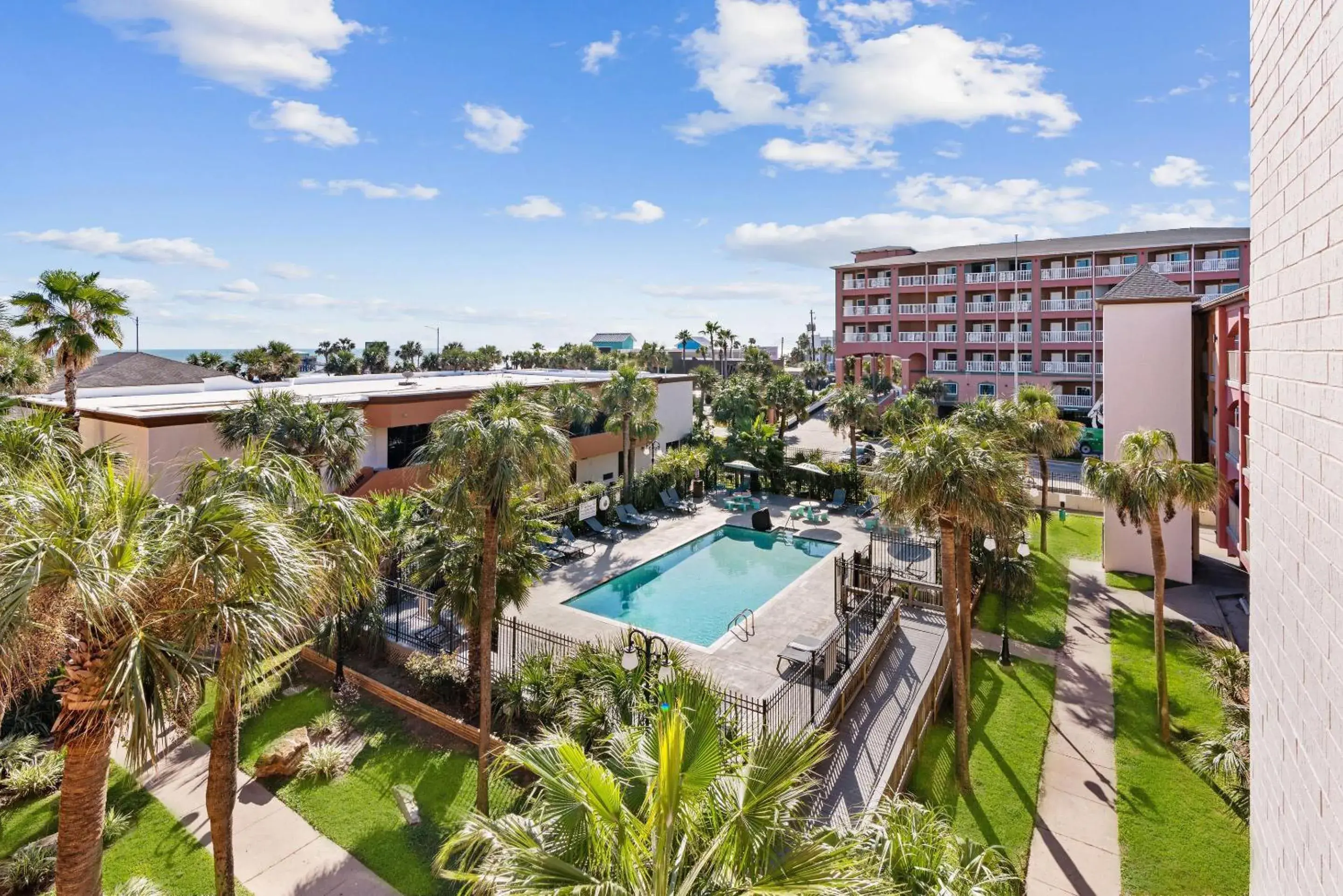 Swimming pool in Clarion Pointe Galveston - Beachfront Swimming pool in Clarion Pointe Galveston - Beachfront