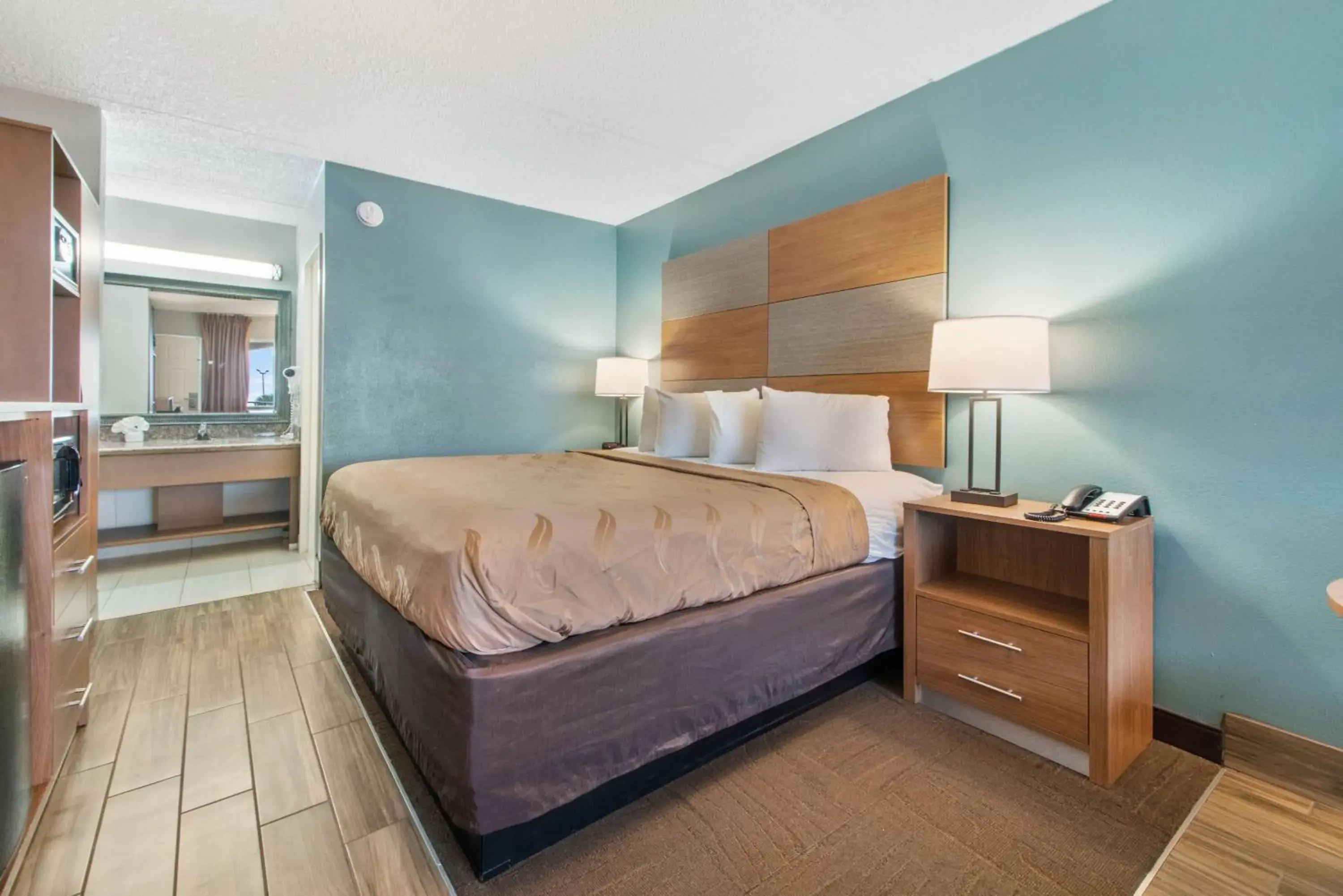 Property building, Bed in Beachfront Palms Hotel Galveston Property building, Bed in Beachfront Palms Hotel Galveston