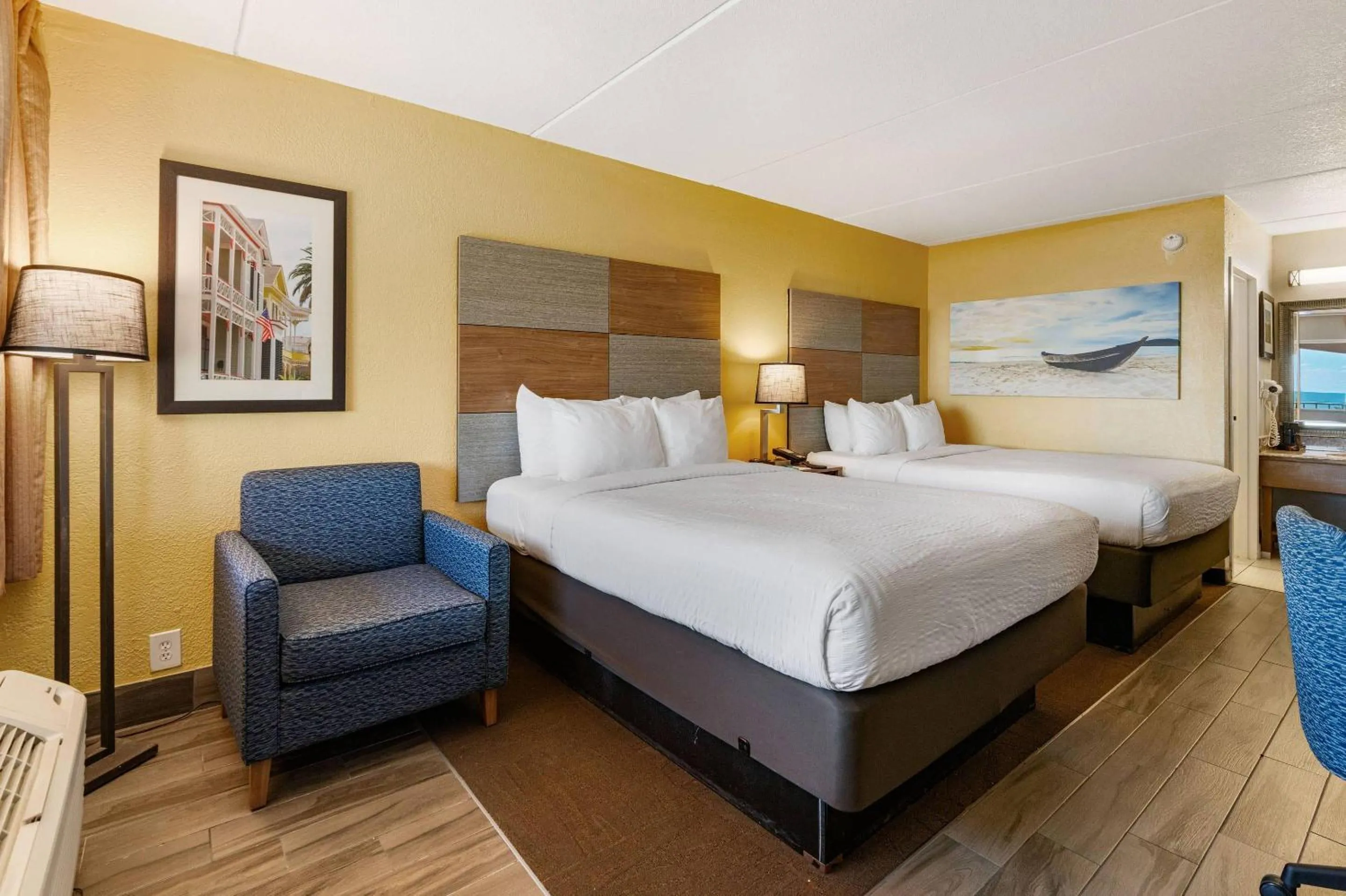 Bedroom, Bed in Clarion Pointe Galveston - Beachfront