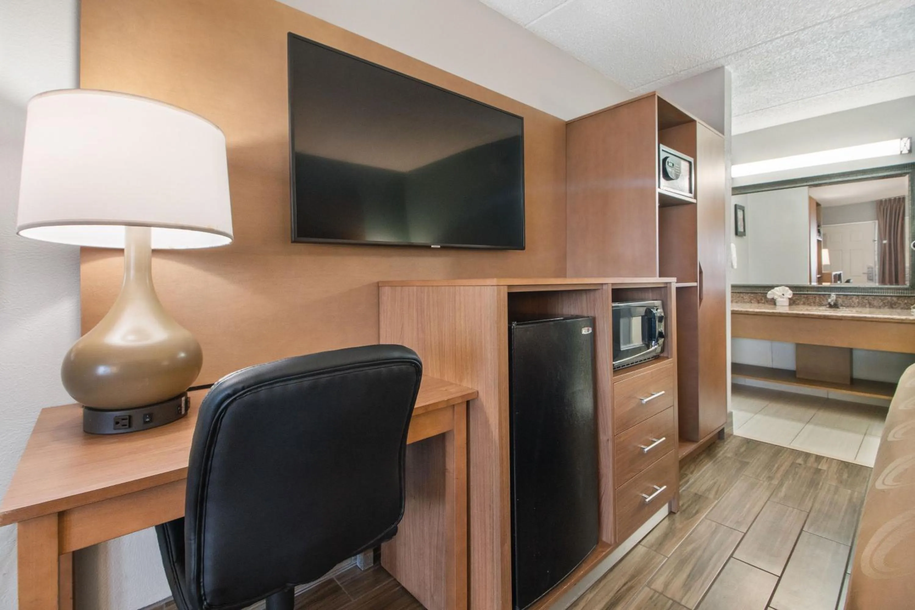 TV and multimedia in Beachfront Palms Hotel Galveston