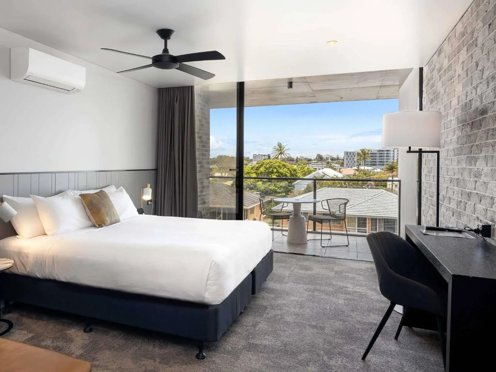 Deluxe King Room in The Sebel Brisbane Margate Beach Deluxe King Room in The Sebel Brisbane Margate Beach