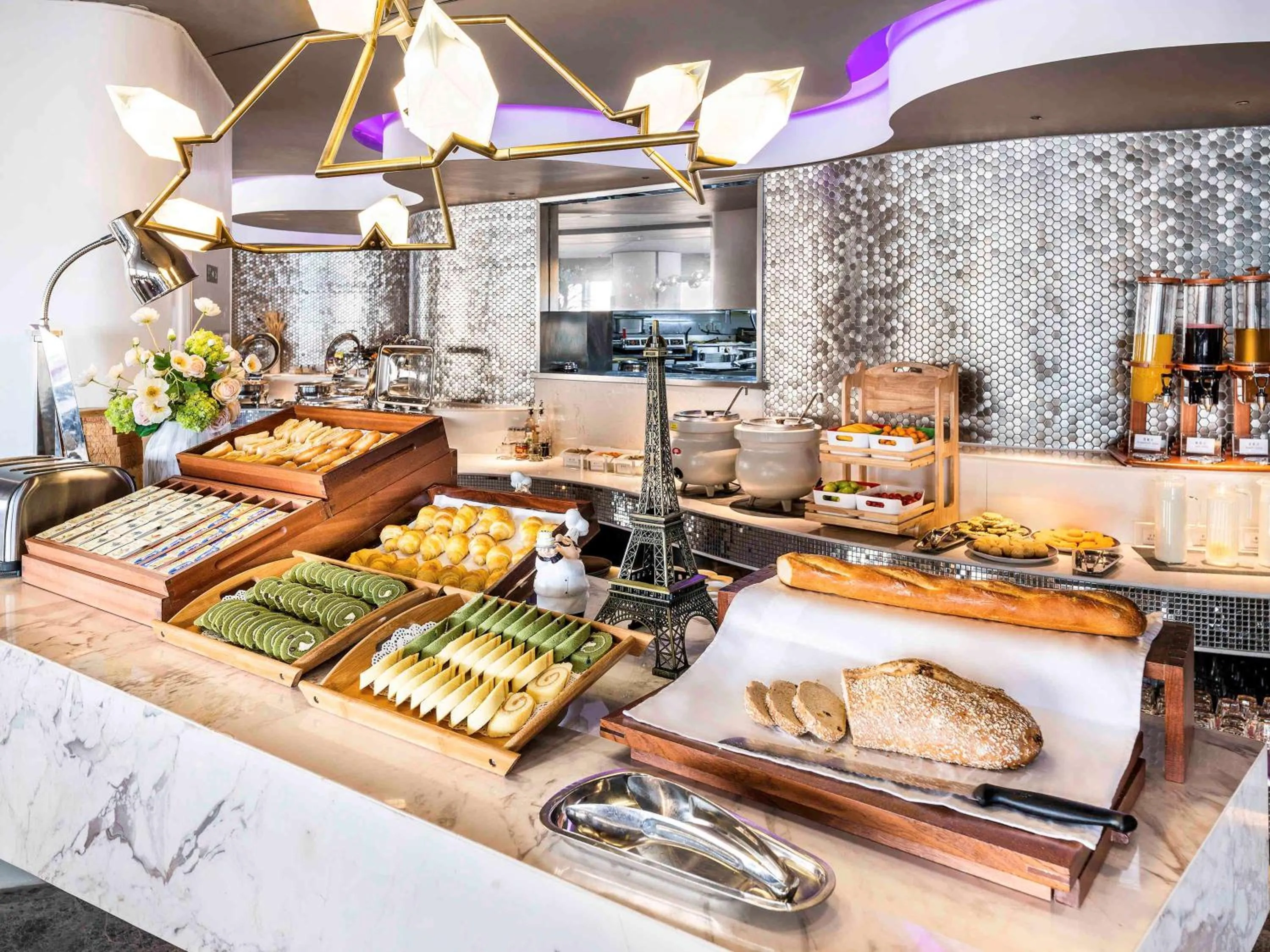 Restaurant/places to eat in Mercure Hangzhou Qianjiang