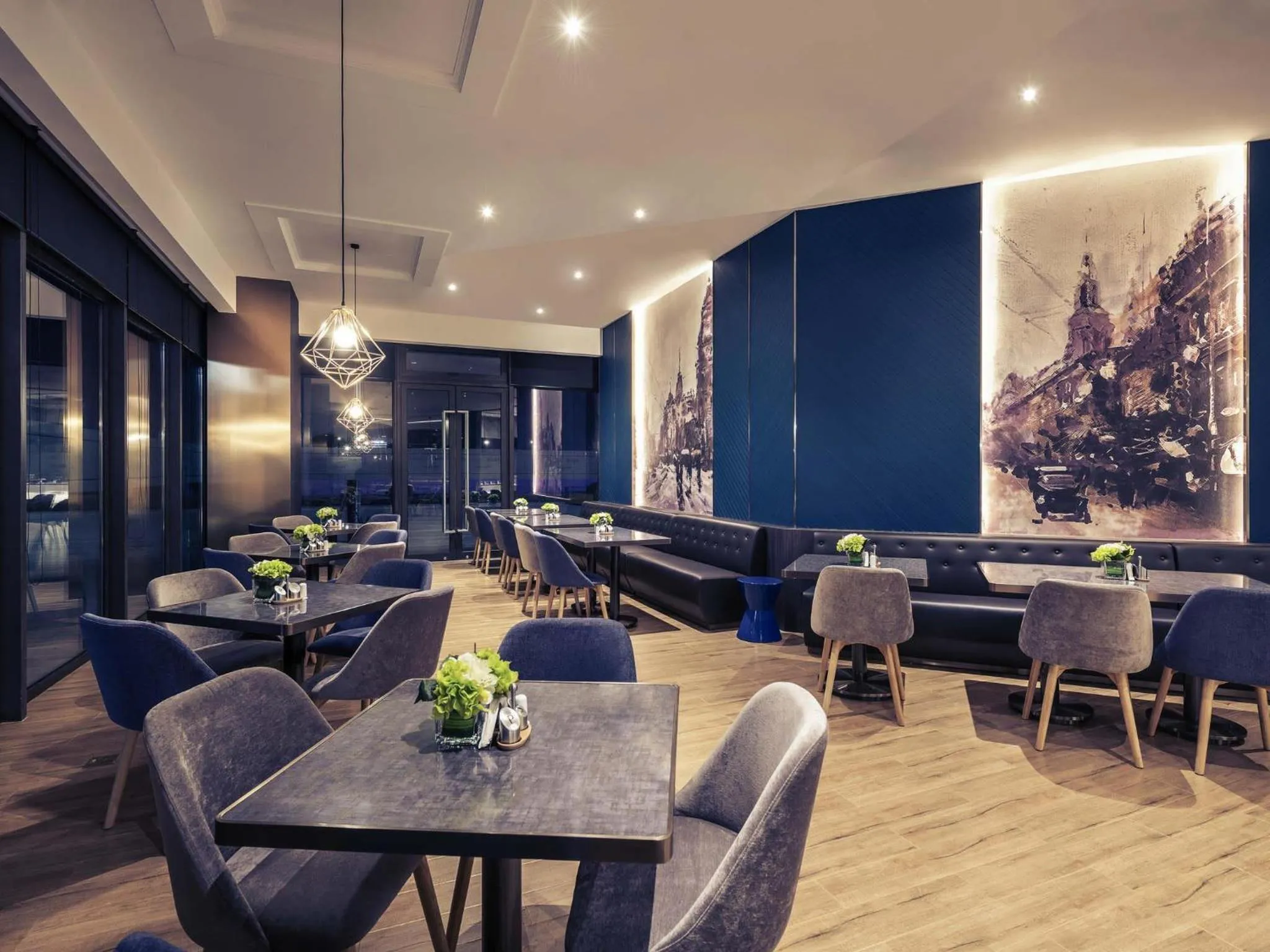 Restaurant/places to eat in Mercure Shanghai NECC