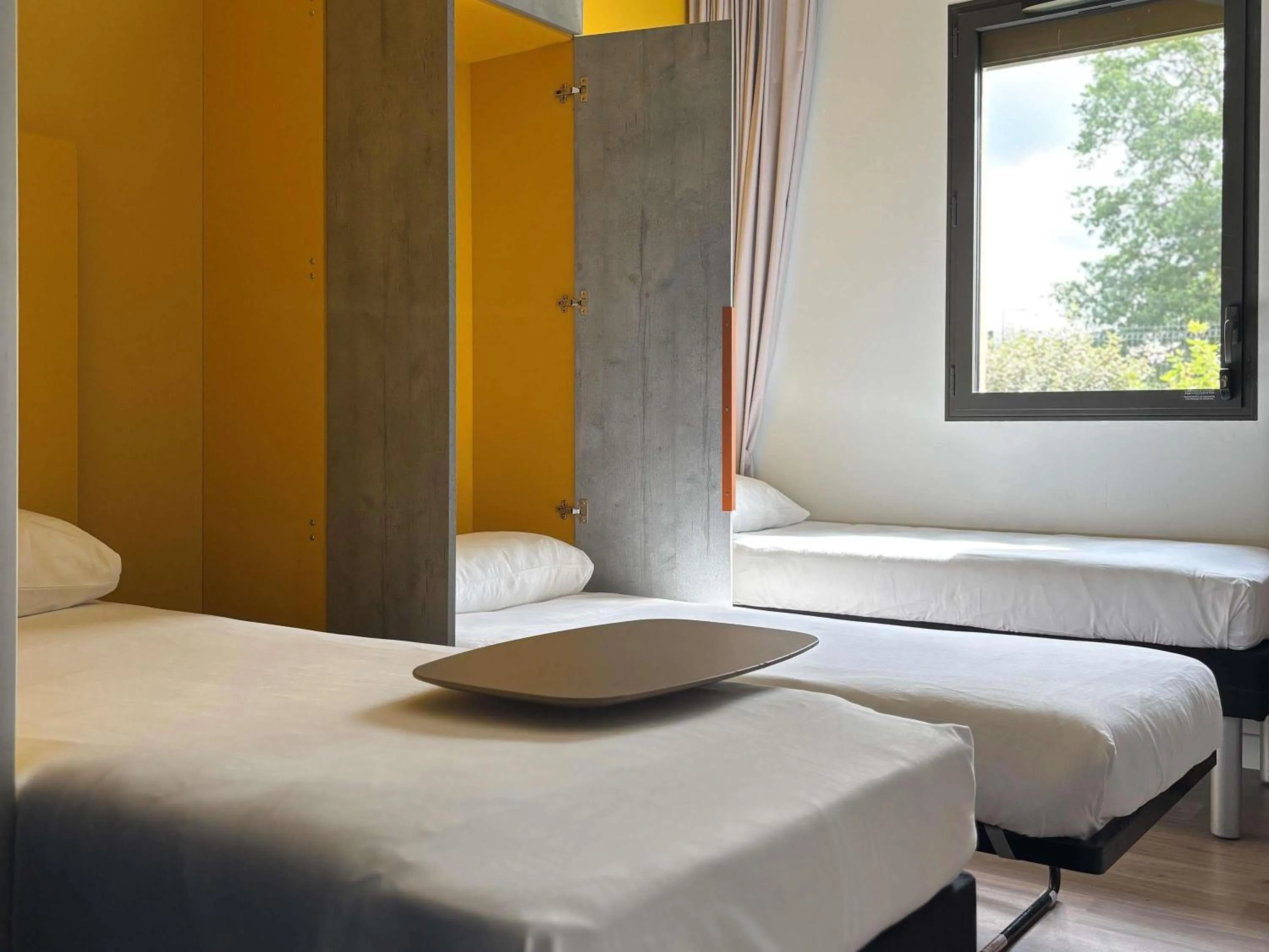 Bedroom, Bed in ibis budget Rennes Rte Lorient