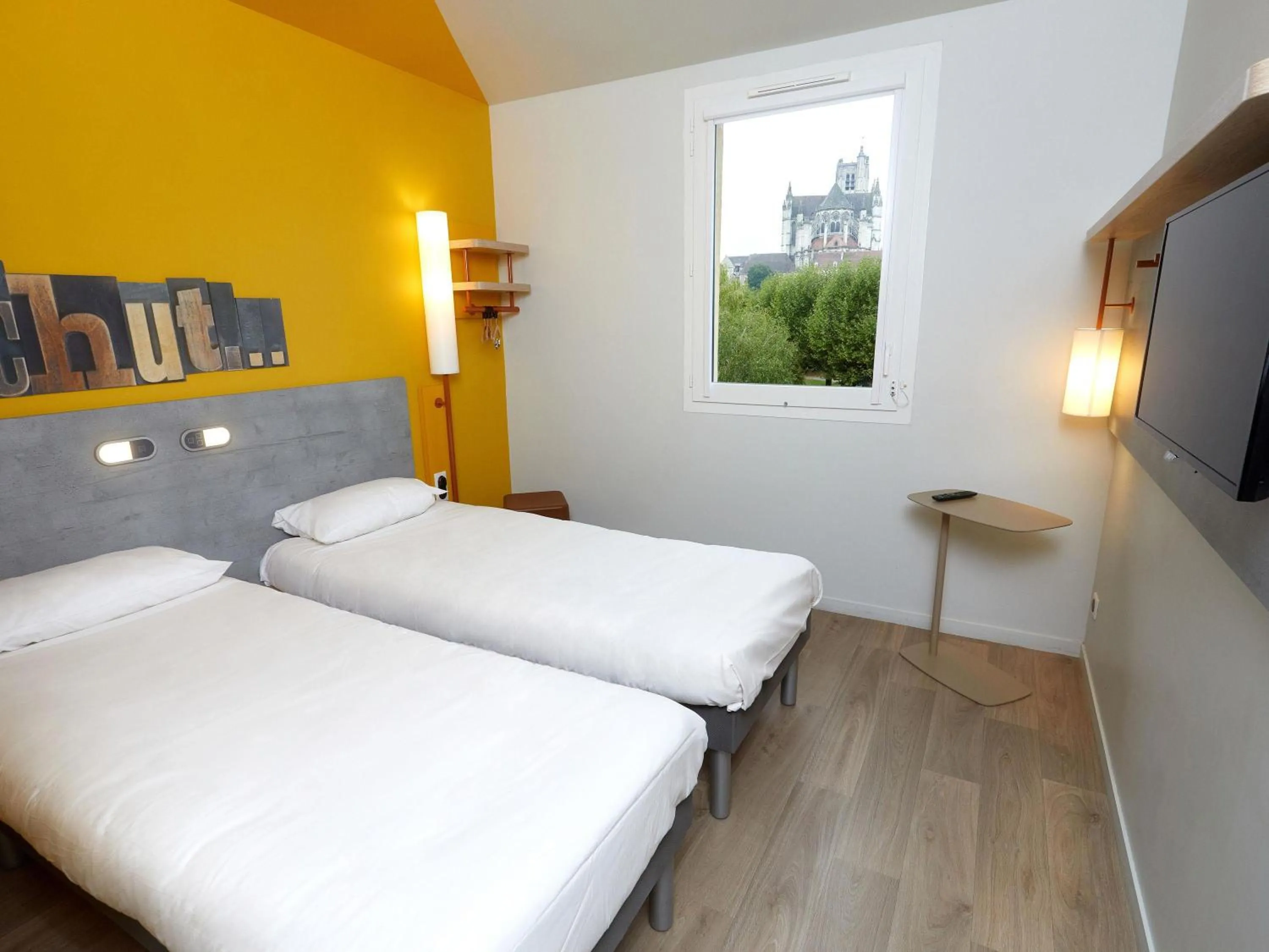 Bedroom, Bed in ibis budget Auxerre Centre