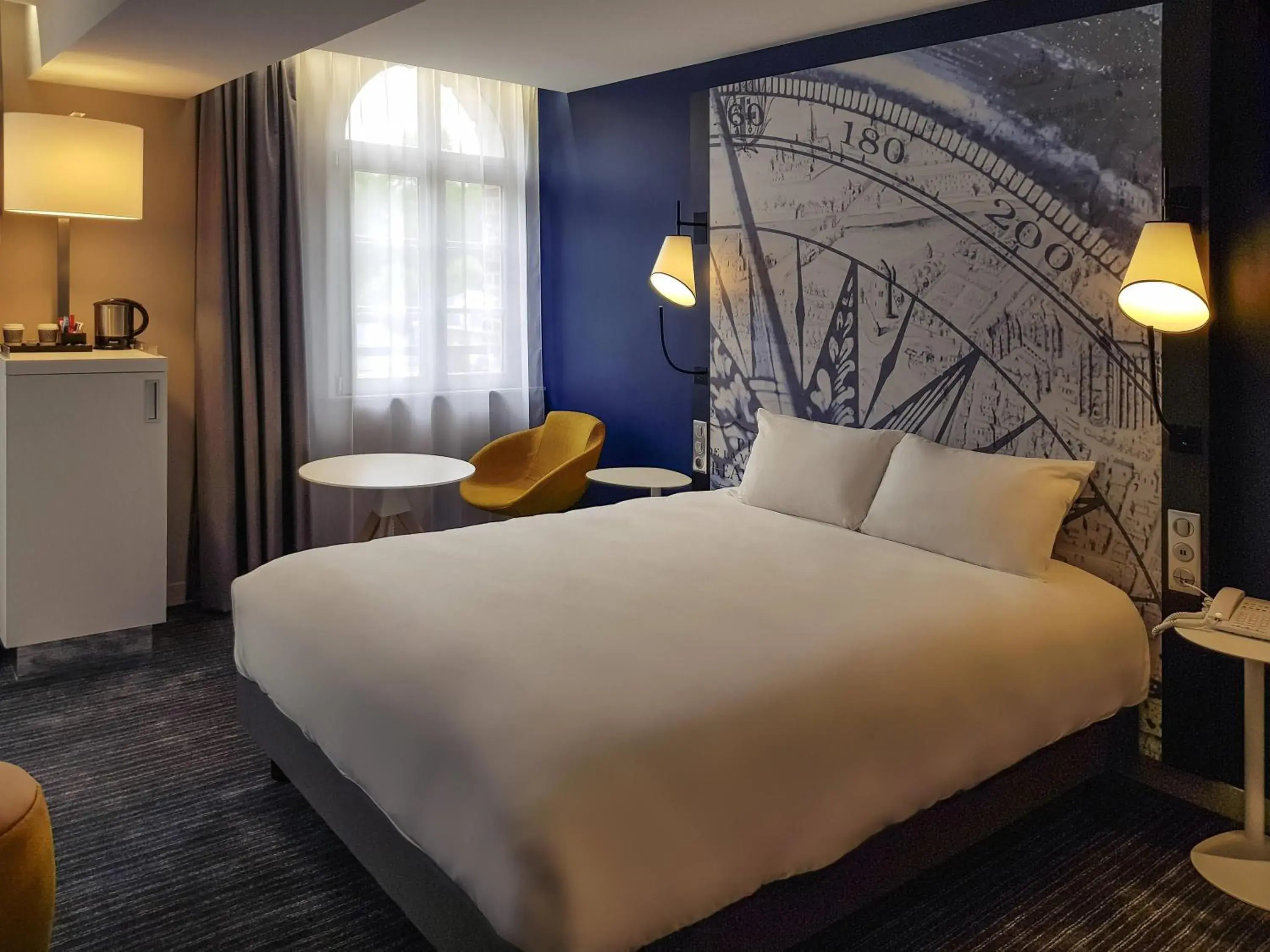 Bedroom, Bed in Mercure Beauvais Centre Cathédrale Bedroom, Bed in Mercure Beauvais Centre Cathédrale