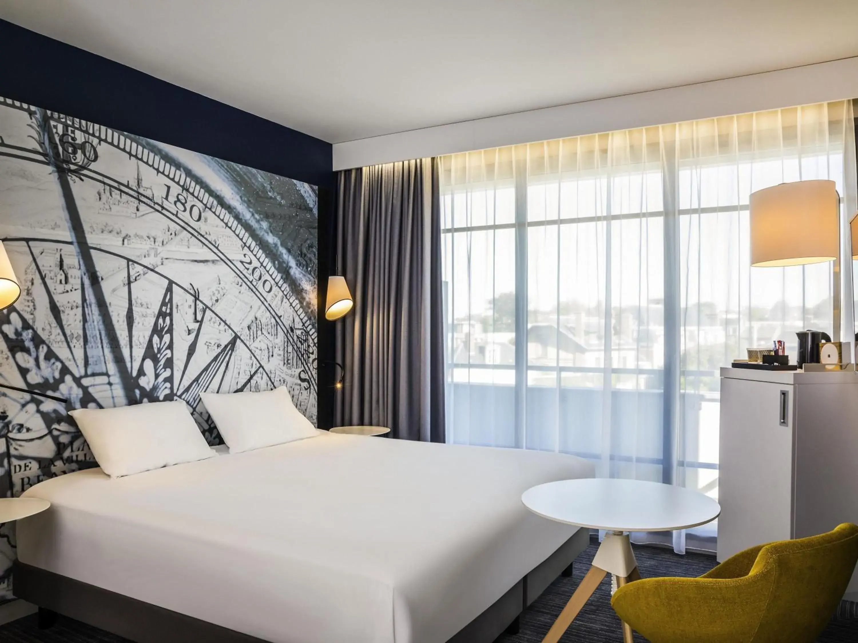 Classic Family Room with One Double Bed 160 x 200 and Sofa Bed for 2 Children in Mercure Beauvais Centre Cathédrale Classic Family Room with One Double Bed 160 x 200 and Sofa Bed for 2 Children in Mercure Beauvais Centre Cathédrale