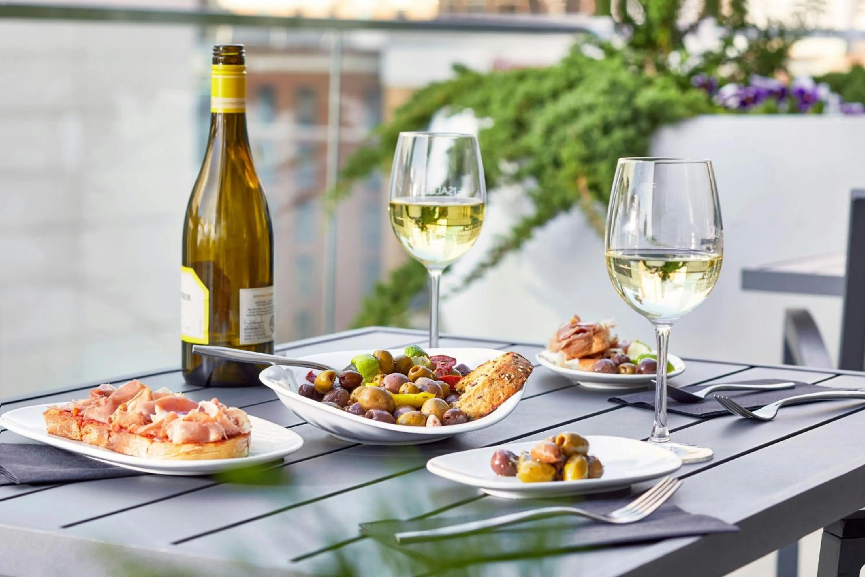 Restaurant/places to eat in Residence Inn by Marriott Nashville Downtown/Convention Center