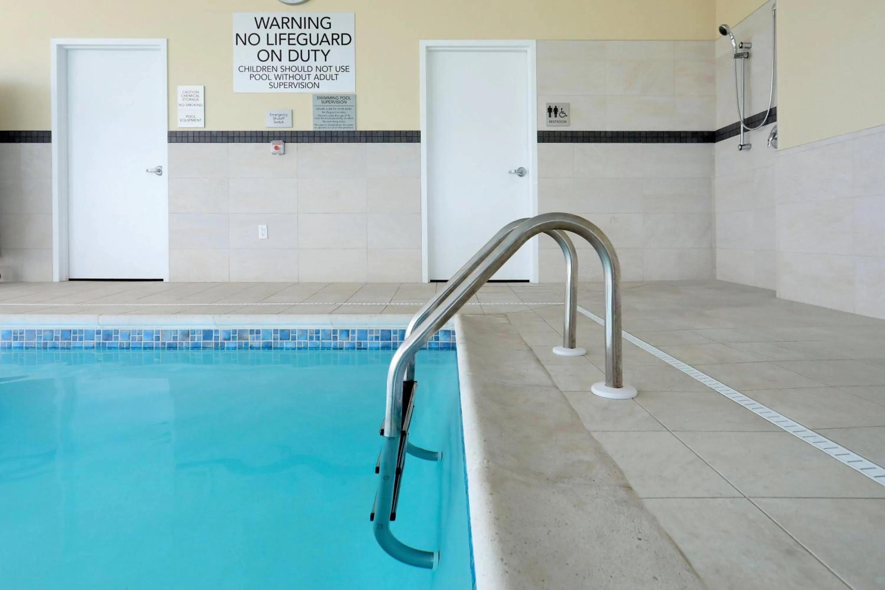 Swimming pool in Courtyard by Marriott North Brunswick