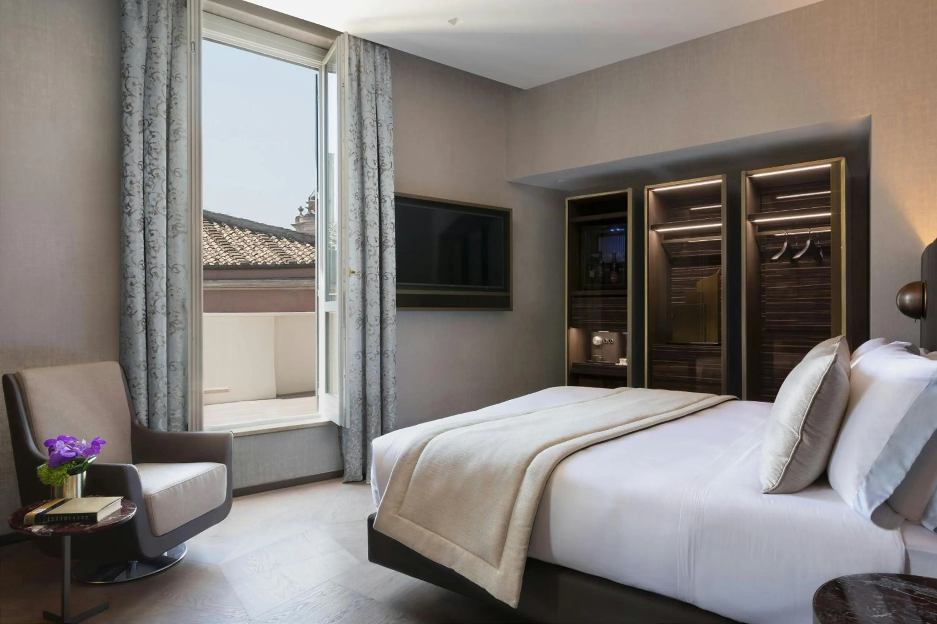 Photo of the whole room, Bed in The Pantheon Iconic Rome Hotel, Autograph Collection