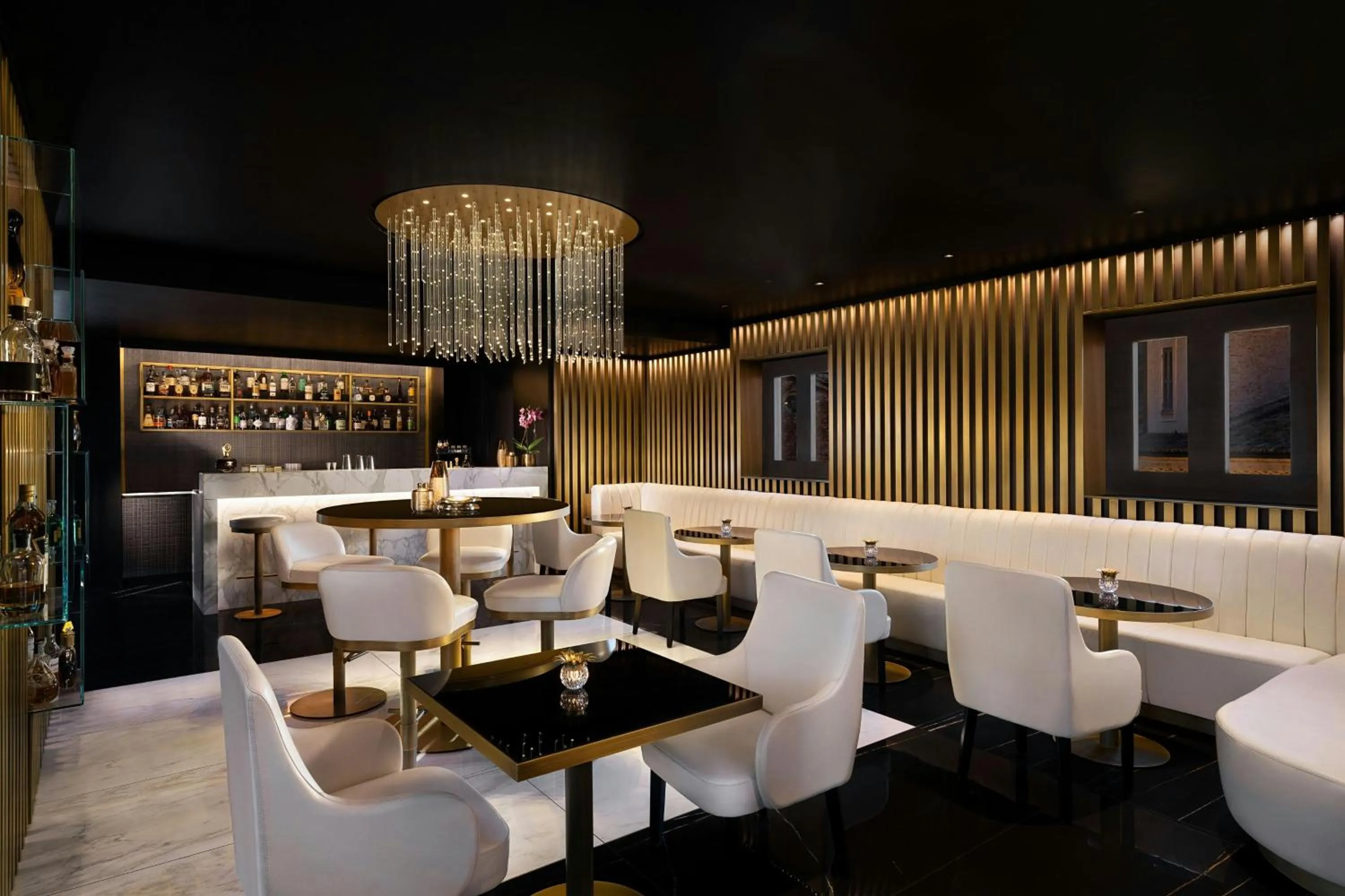 Lounge or bar in The Pantheon Iconic Rome Hotel, Autograph Collection