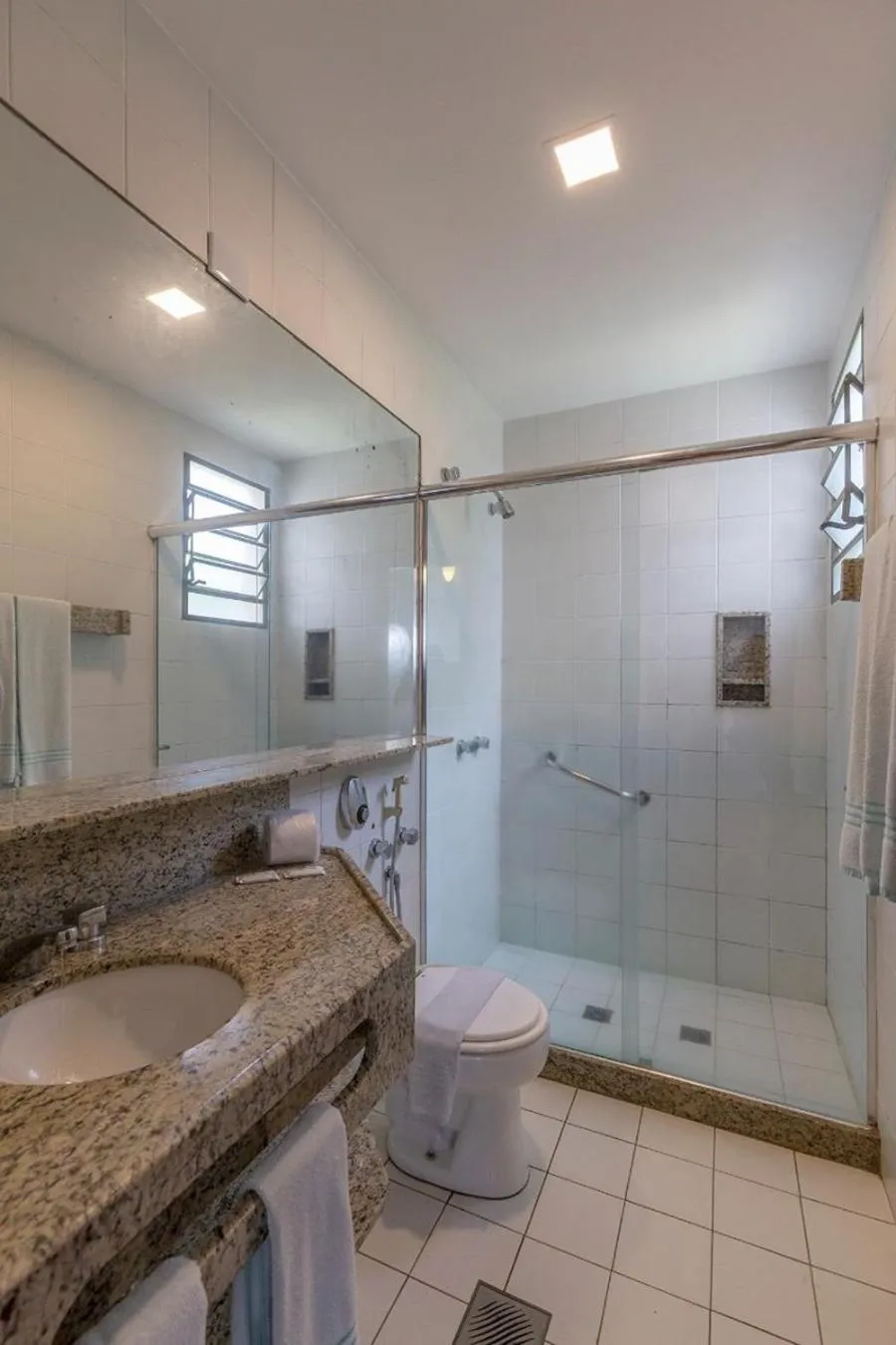 Bathroom in VOA Hotel União