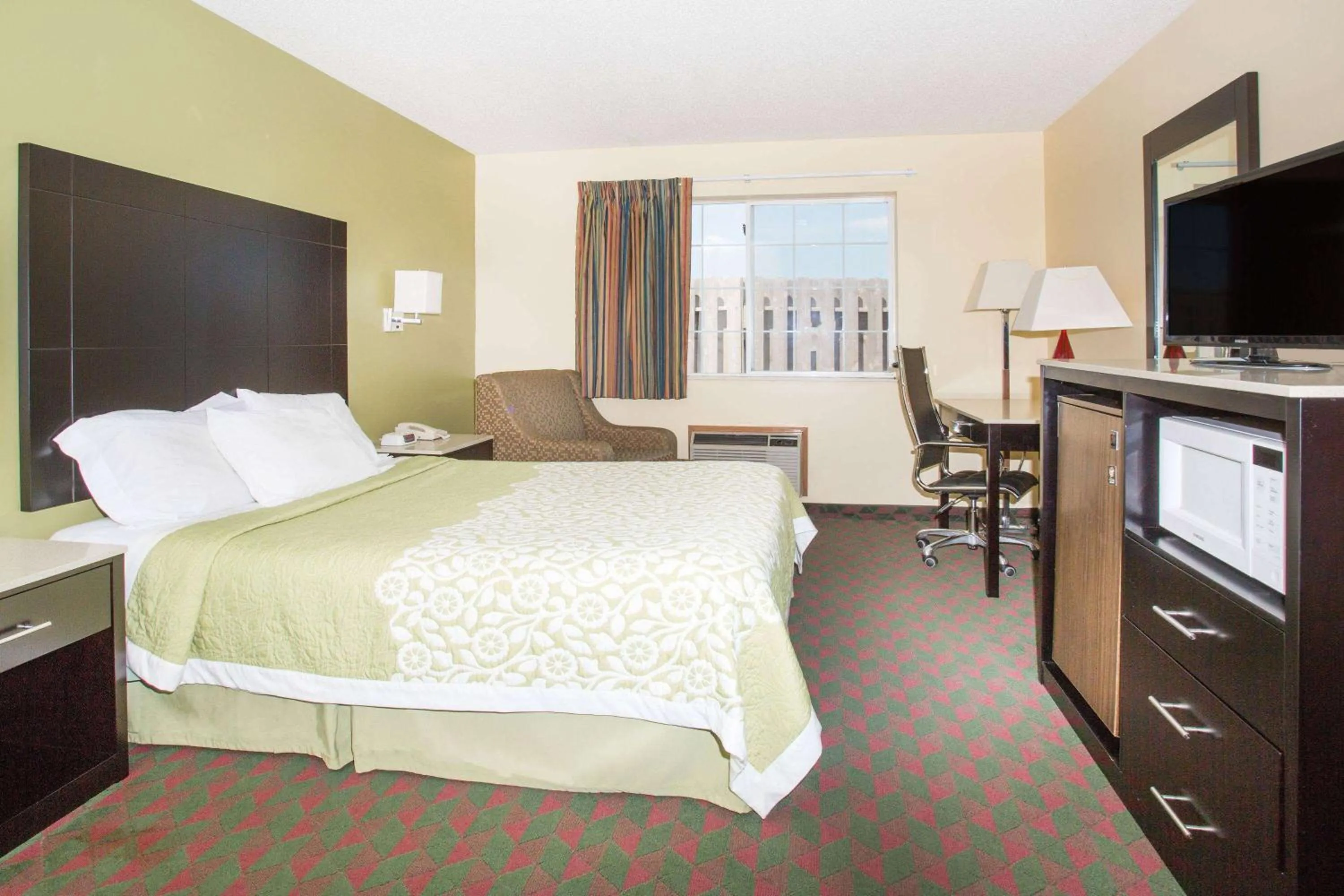 Photo of the whole room, Bed in Days Inn by Wyndham Lexington NE