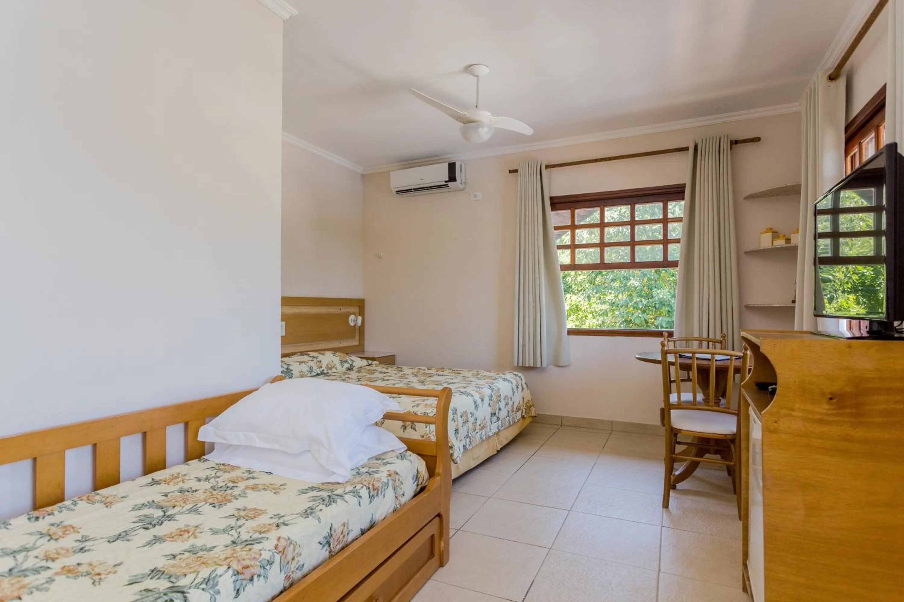 Bedroom, Bed in Beach Hotel Cambury