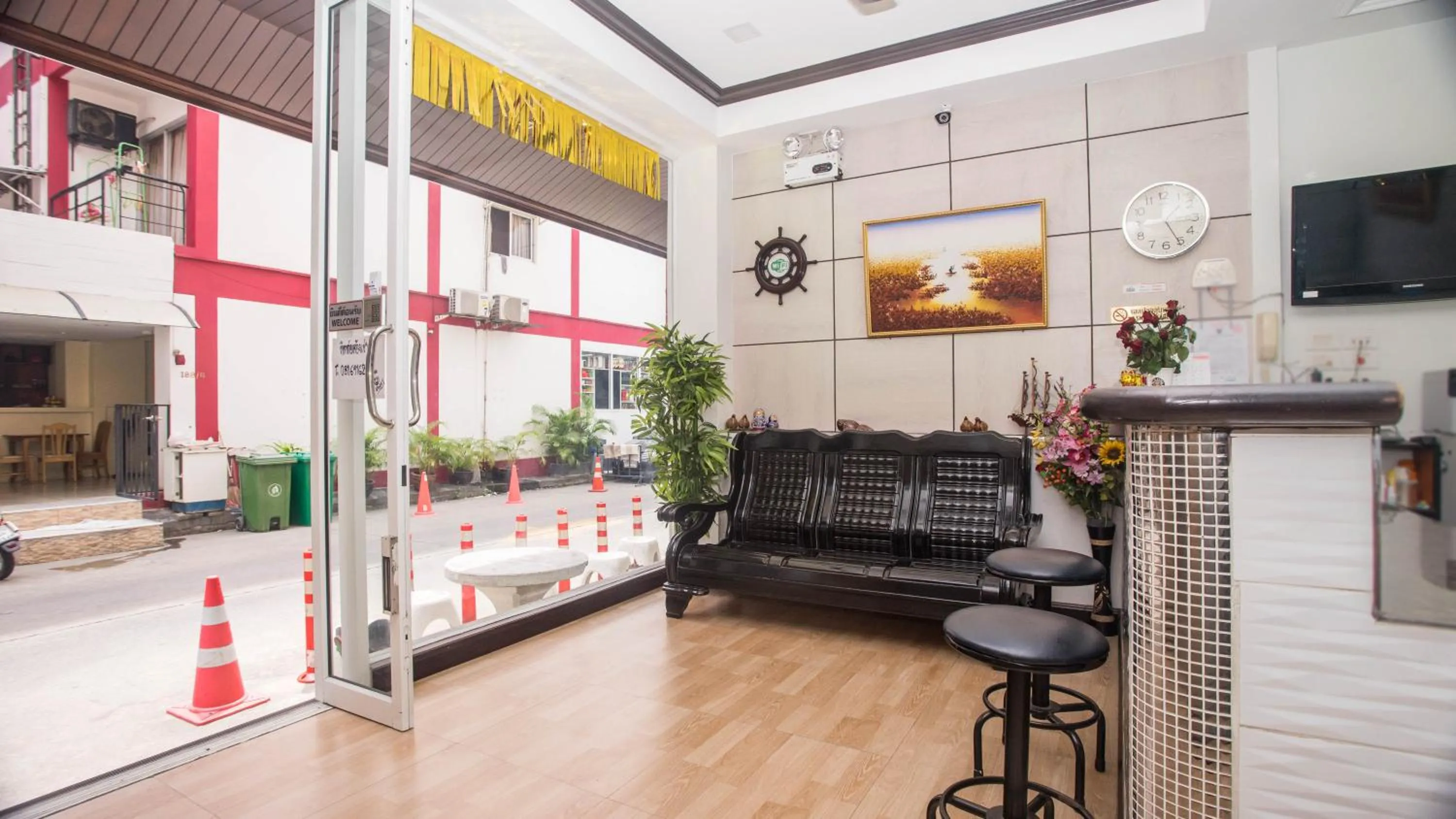 Living room in DJ House ดีเจ เฮ้าท์ป่าตอง