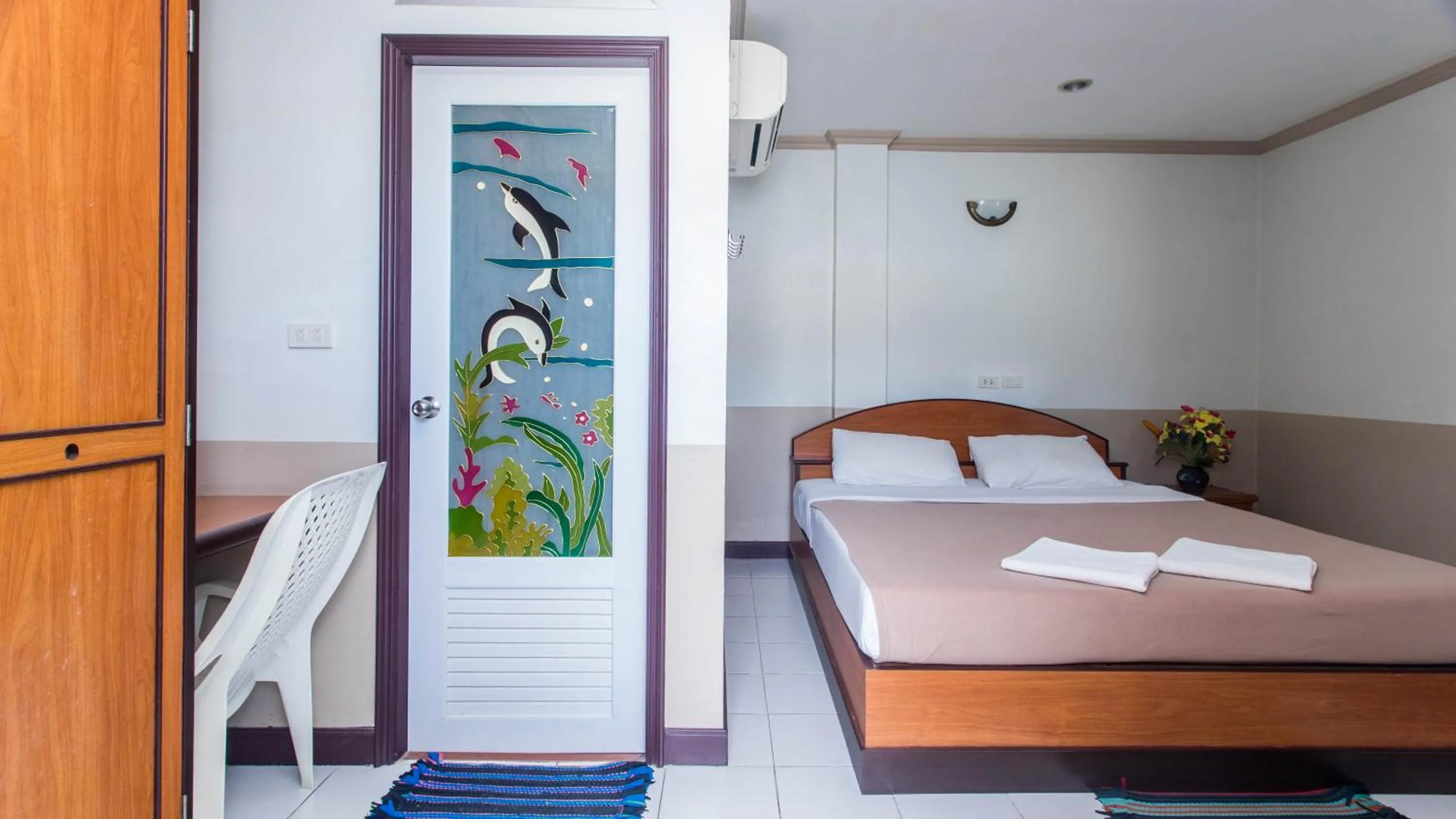 Photo of the whole room, Bed in DJ House ดีเจ เฮ้าท์ป่าตอง