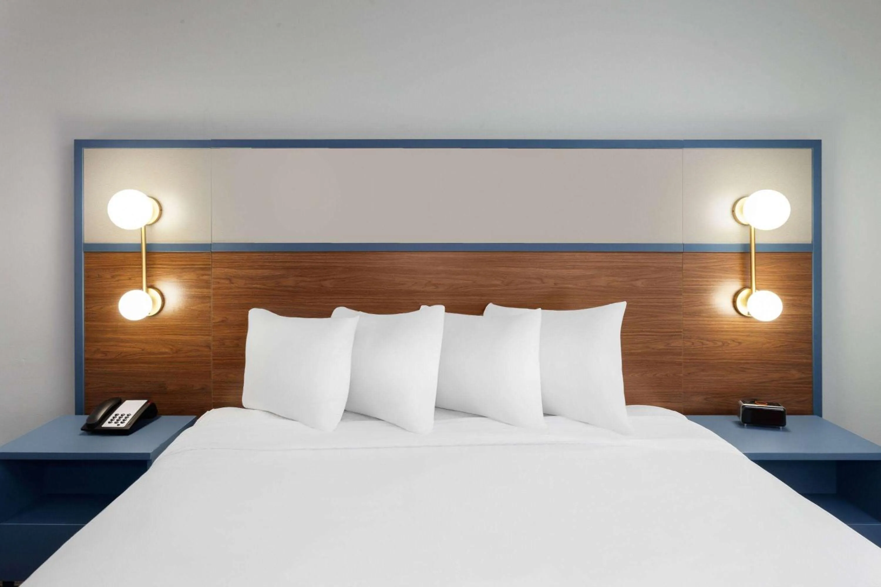 Photo of the whole room, Bed in AmericInn by Wyndham Eagle River Downtown