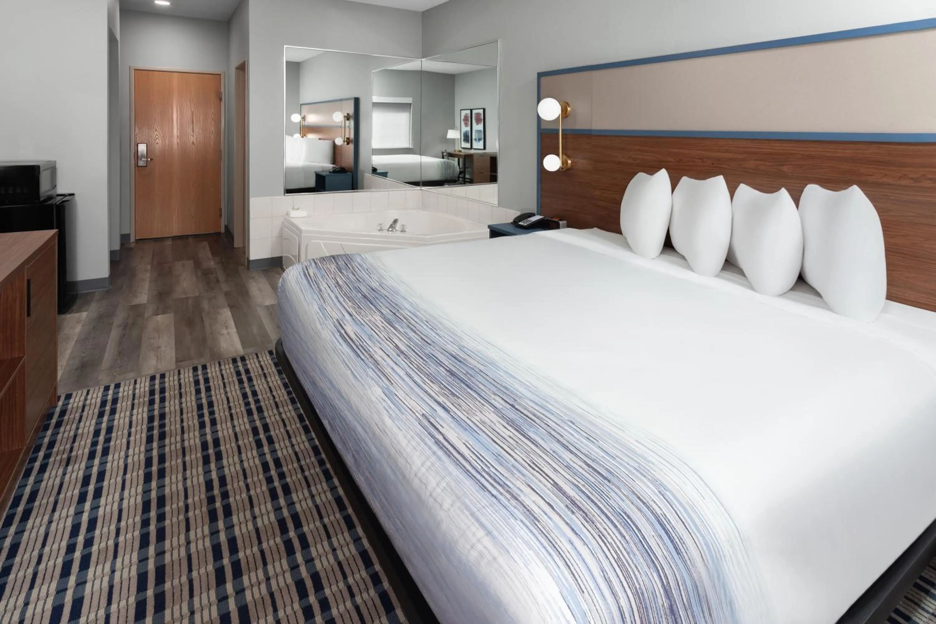 Bedroom, Bed in AmericInn by Wyndham Eagle River Downtown