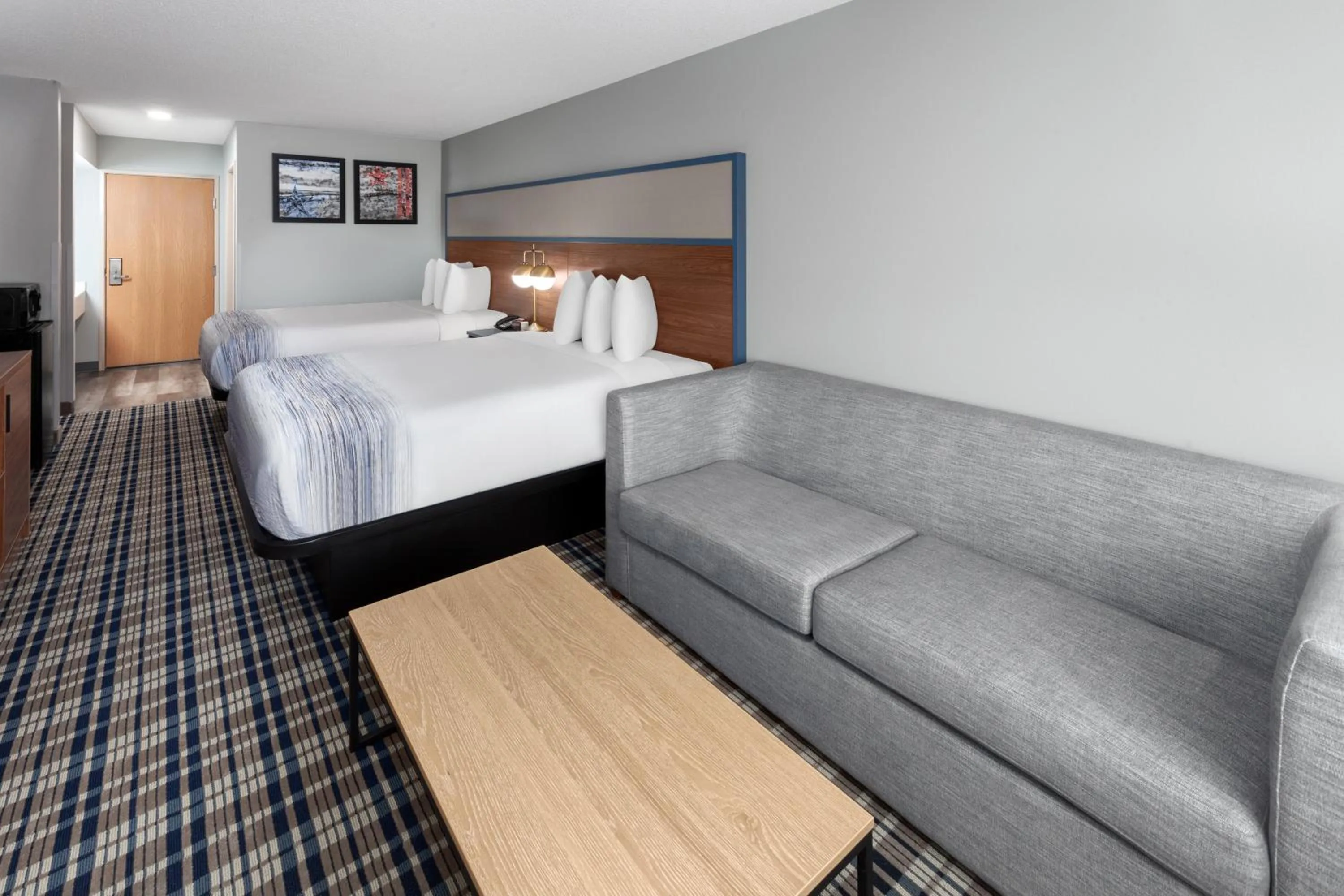 Seating area, Bed in AmericInn by Wyndham Eagle River Downtown