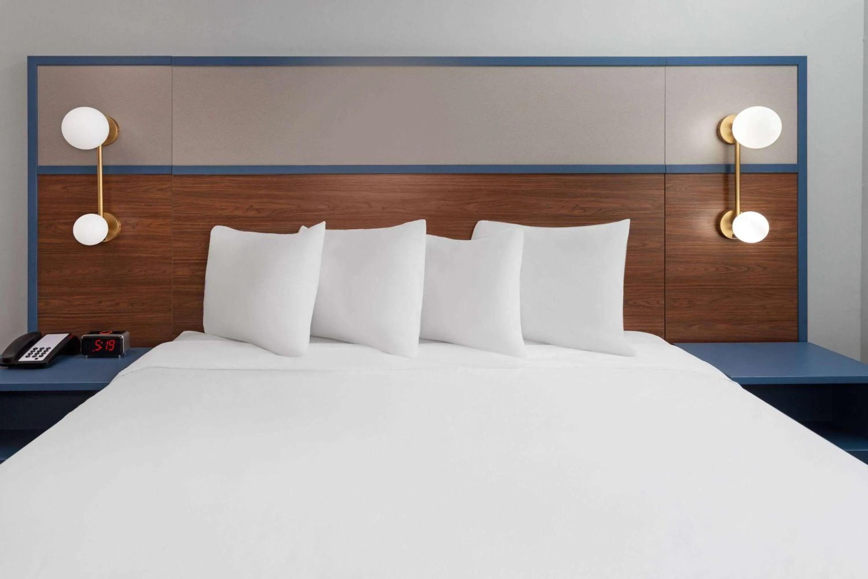 Bath, Bed in AmericInn by Wyndham Eagle River Downtown