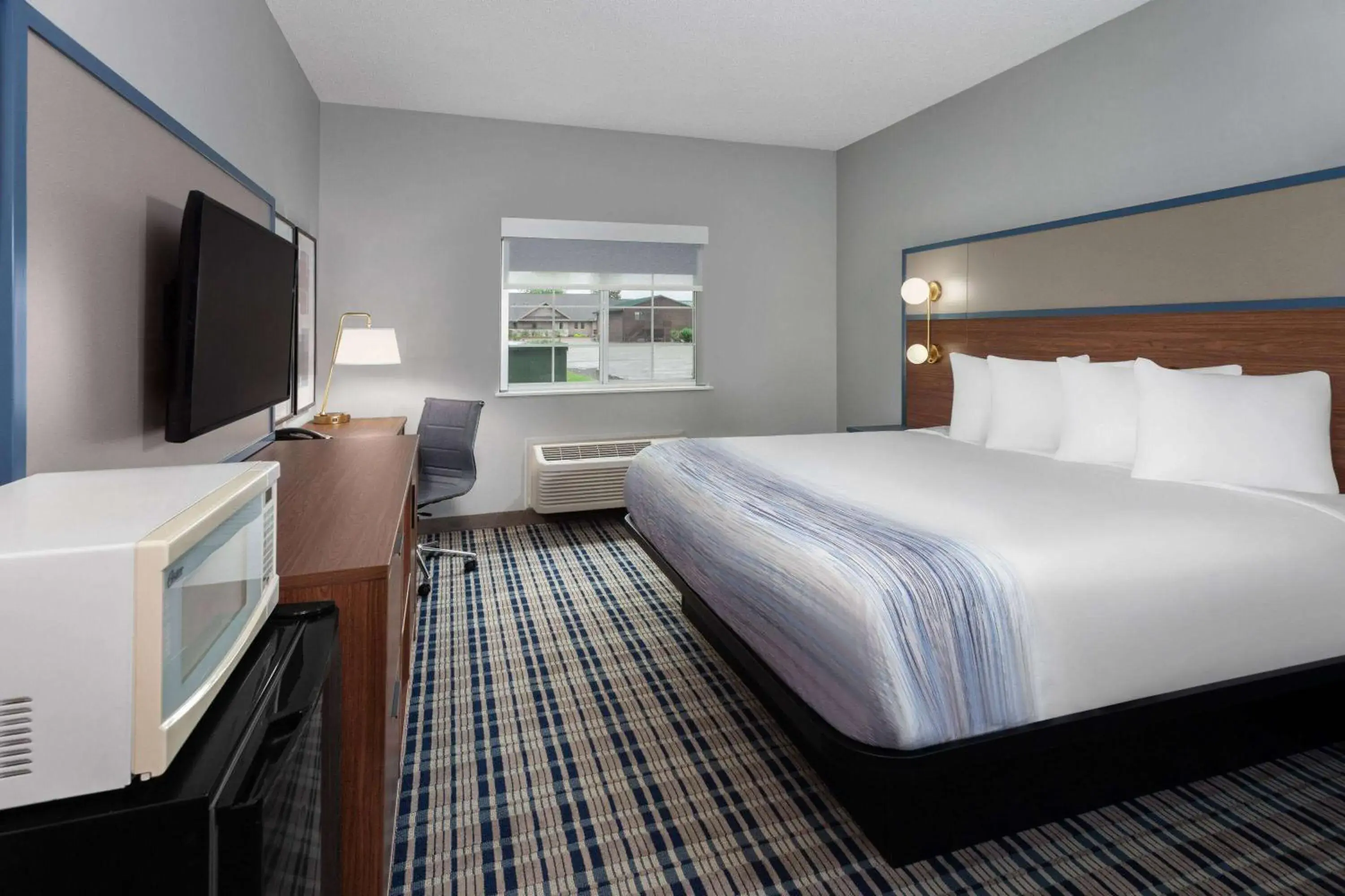 King Room with Roll-in Shower - Mobility Accessible/Non-Smoking in AmericInn by Wyndham Eagle River Downtown King Room with Roll-in Shower - Mobility Accessible/Non-Smoking in AmericInn by Wyndham Eagle River Downtown