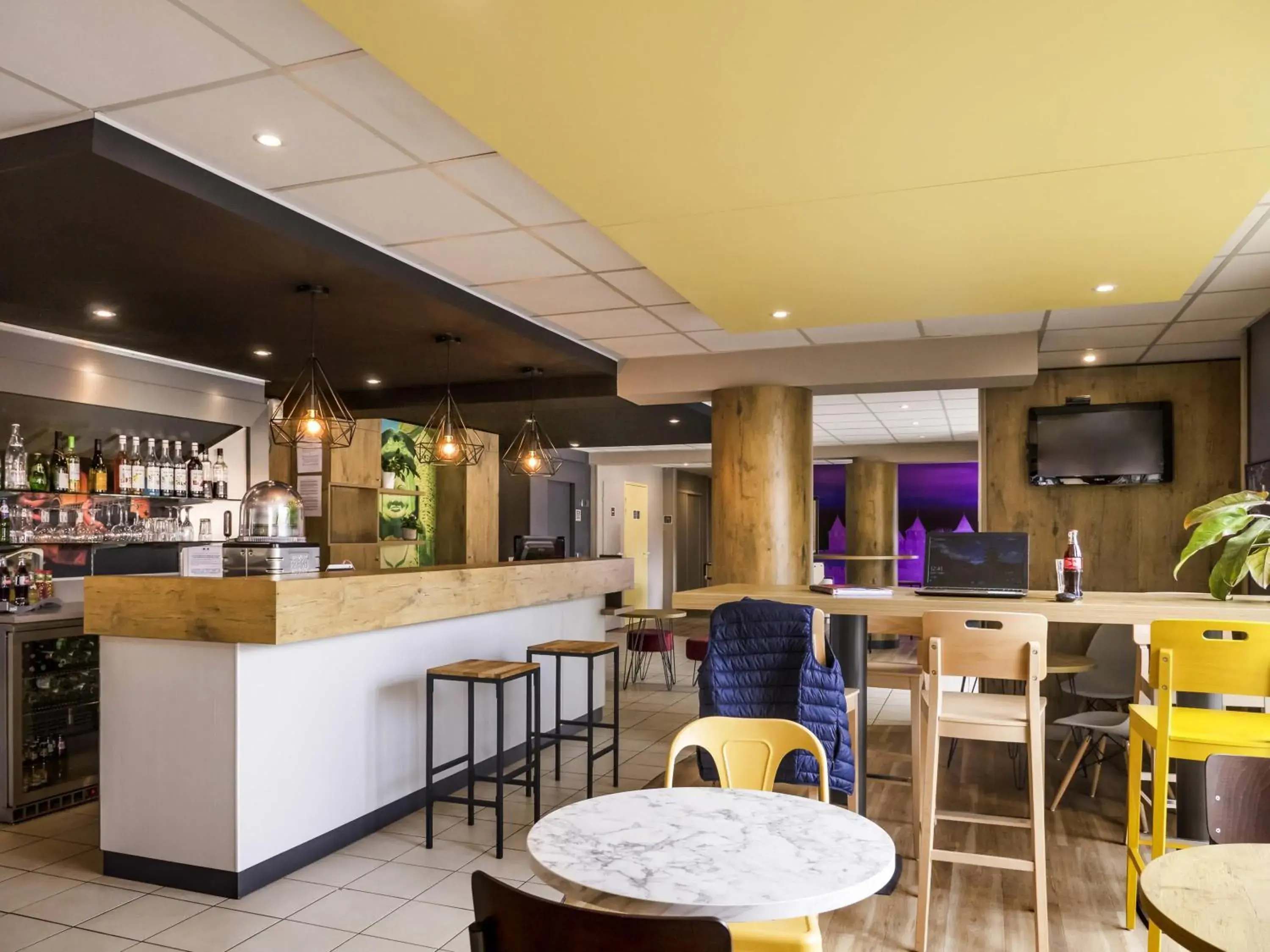 Lounge or bar in ibis Carcassonne Centre - La Cité Lounge or bar in ibis Carcassonne Centre - La Cité