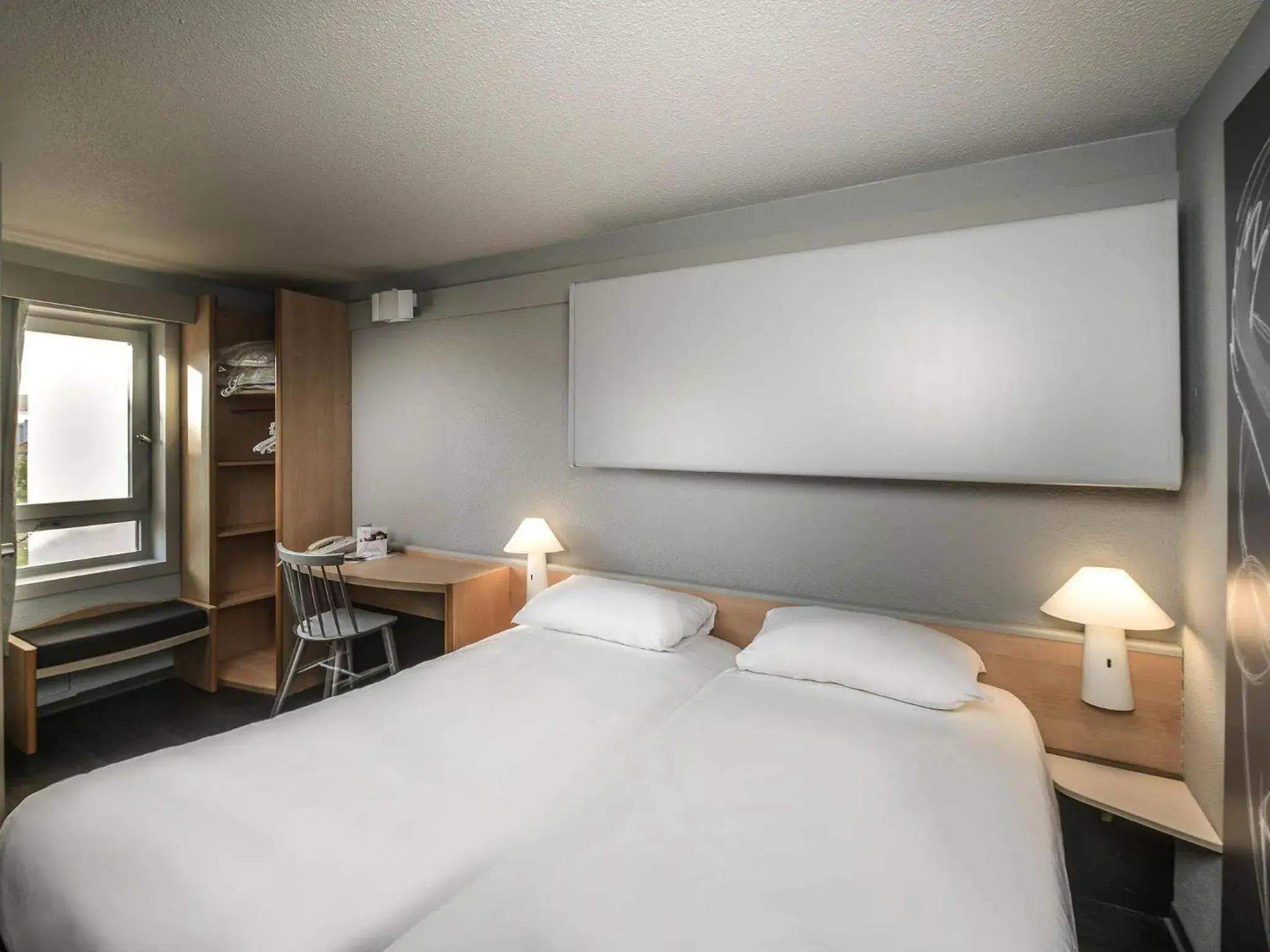 Bedroom, Bed in ibis Carcassonne Centre - La Cité Bedroom, Bed in ibis Carcassonne Centre - La Cité