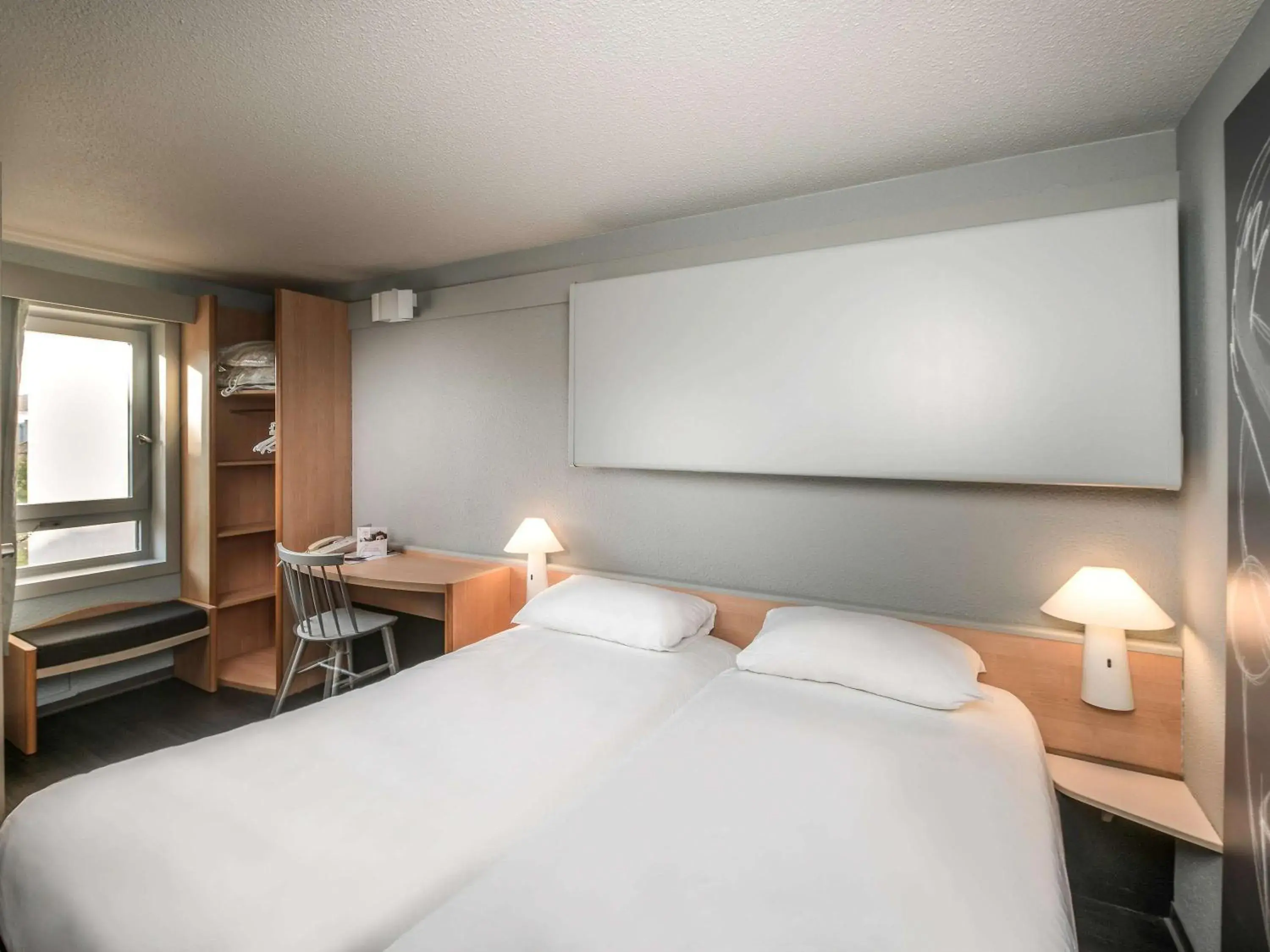 Photo of the whole room, Bed in ibis Carcassonne Centre - La Cité Photo of the whole room, Bed in ibis Carcassonne Centre - La Cité