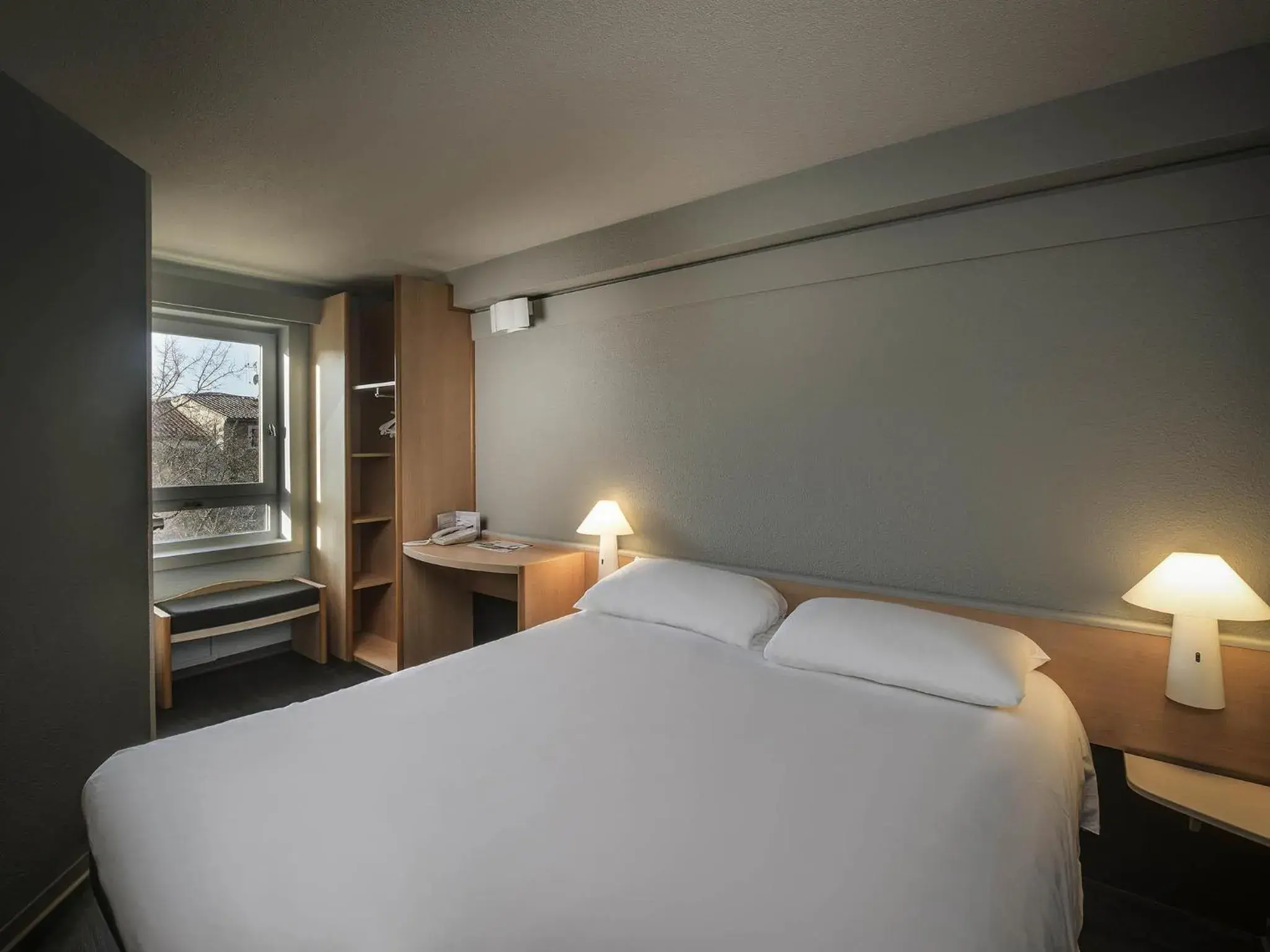 Bedroom, Bed in ibis Carcassonne Centre - La Cité Bedroom, Bed in ibis Carcassonne Centre - La Cité