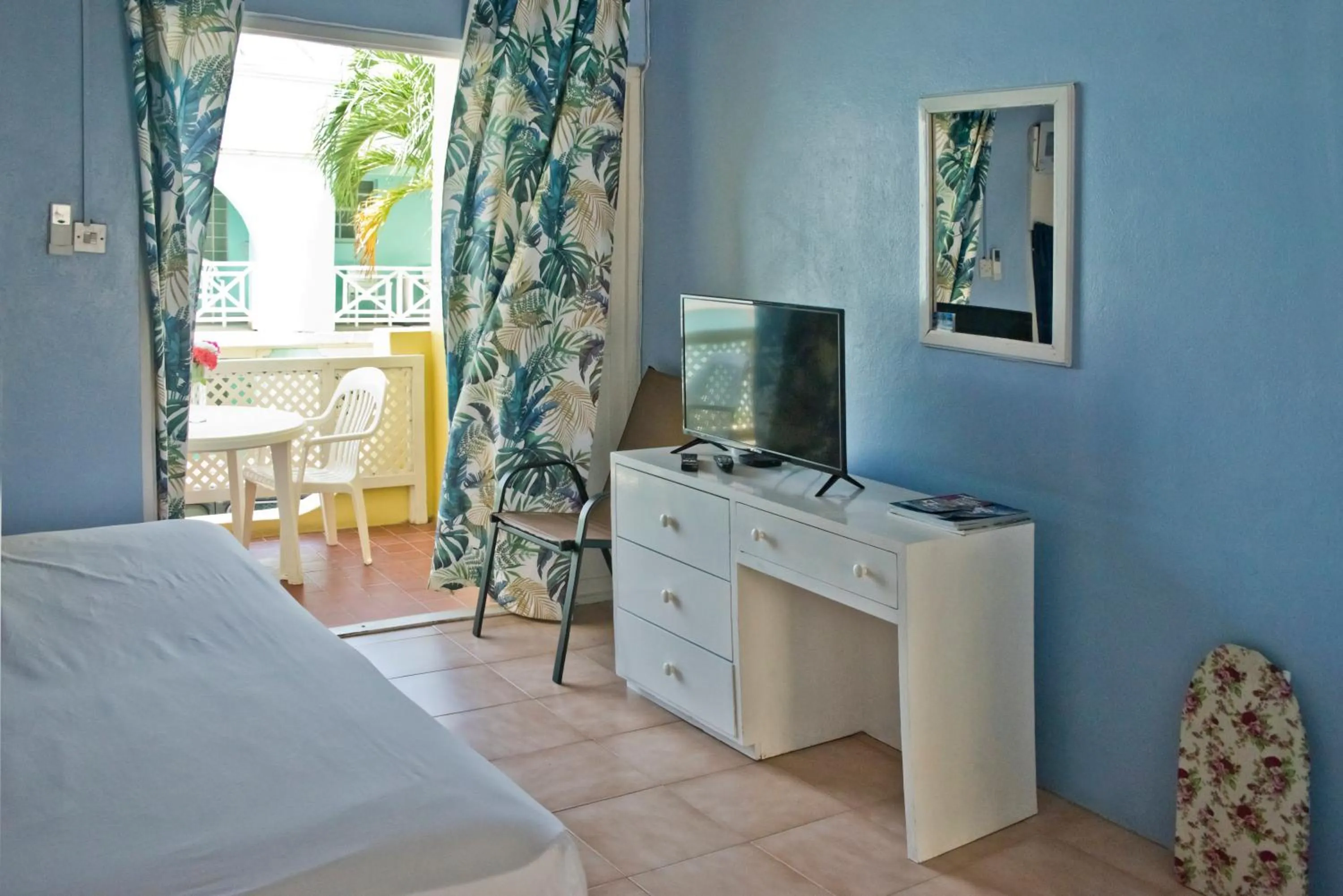 Bedroom, Bed in Dover Beach Hotel