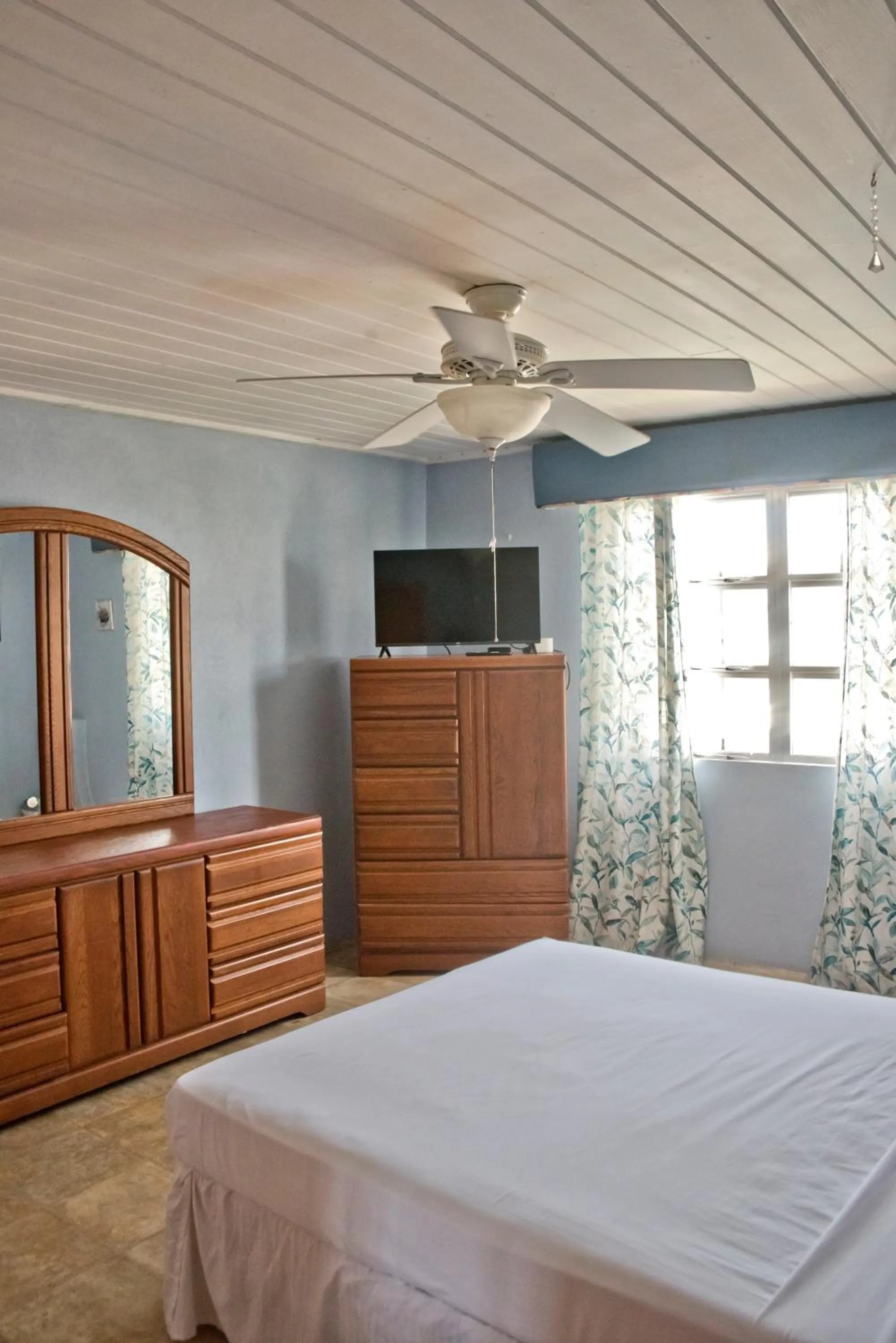 Bedroom, Bed in Dover Beach Hotel