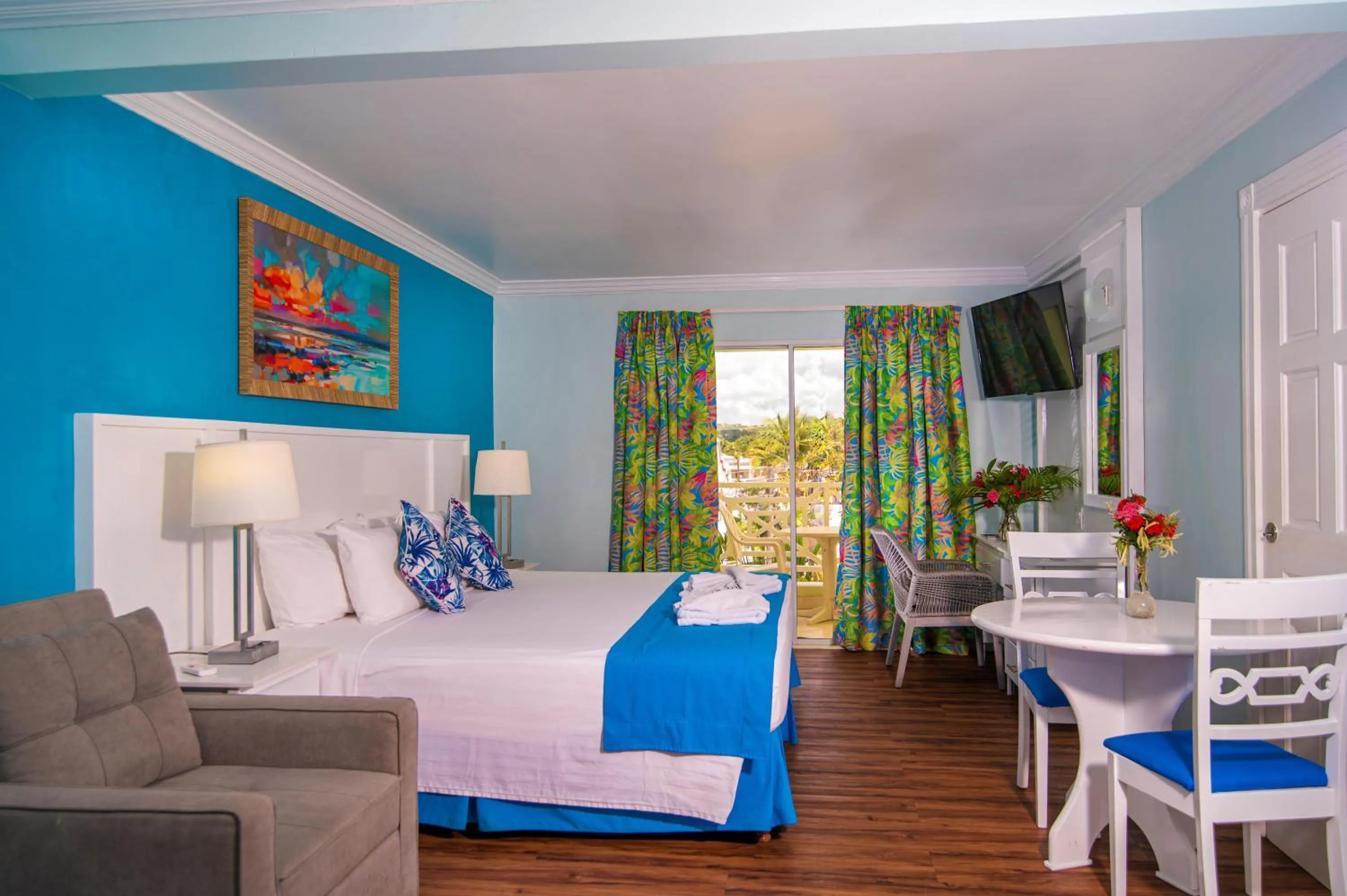 Bedroom, Bed in Dover Beach Hotel