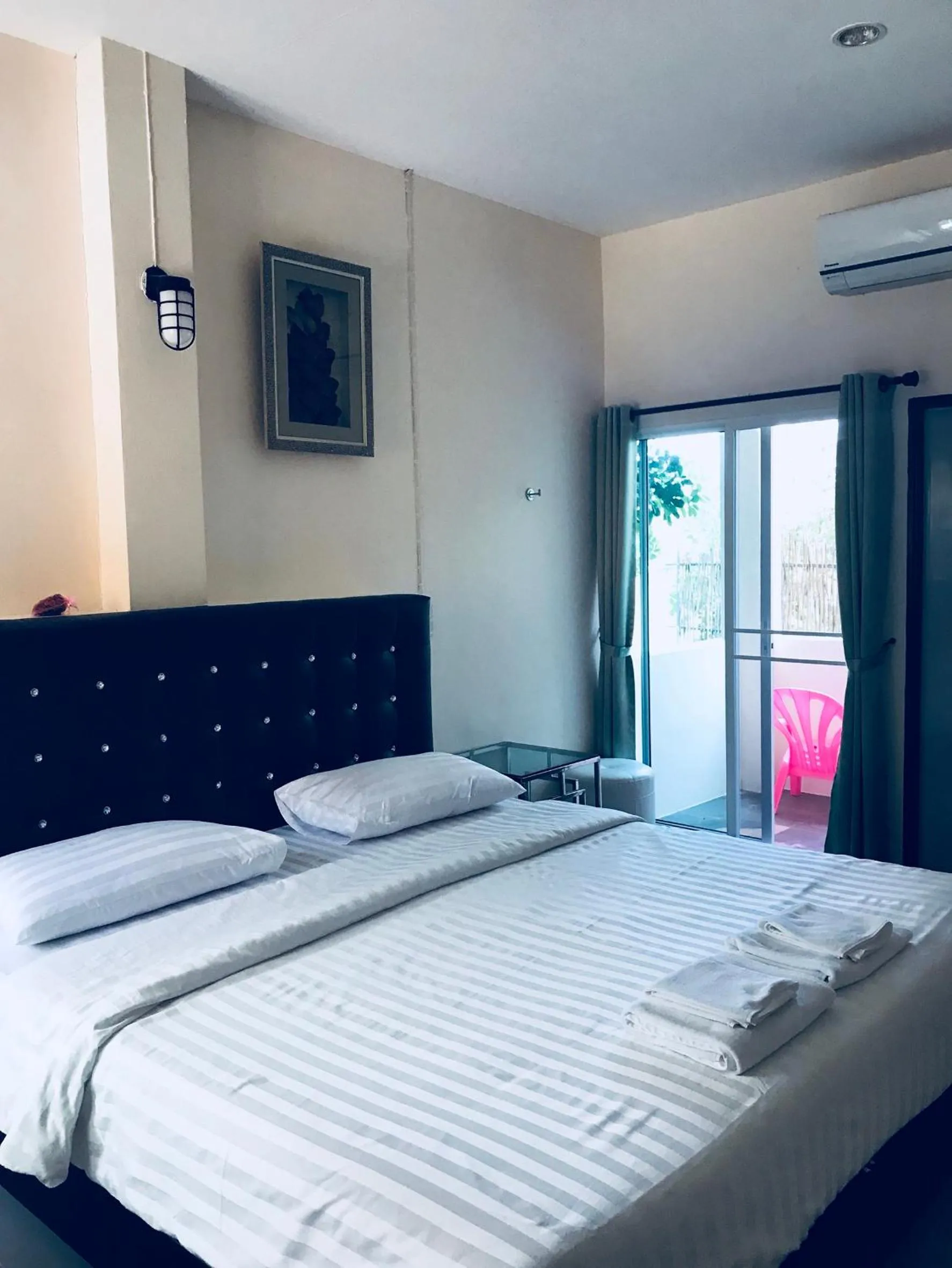 Bed in Baan Bon Resort Bang Tabun