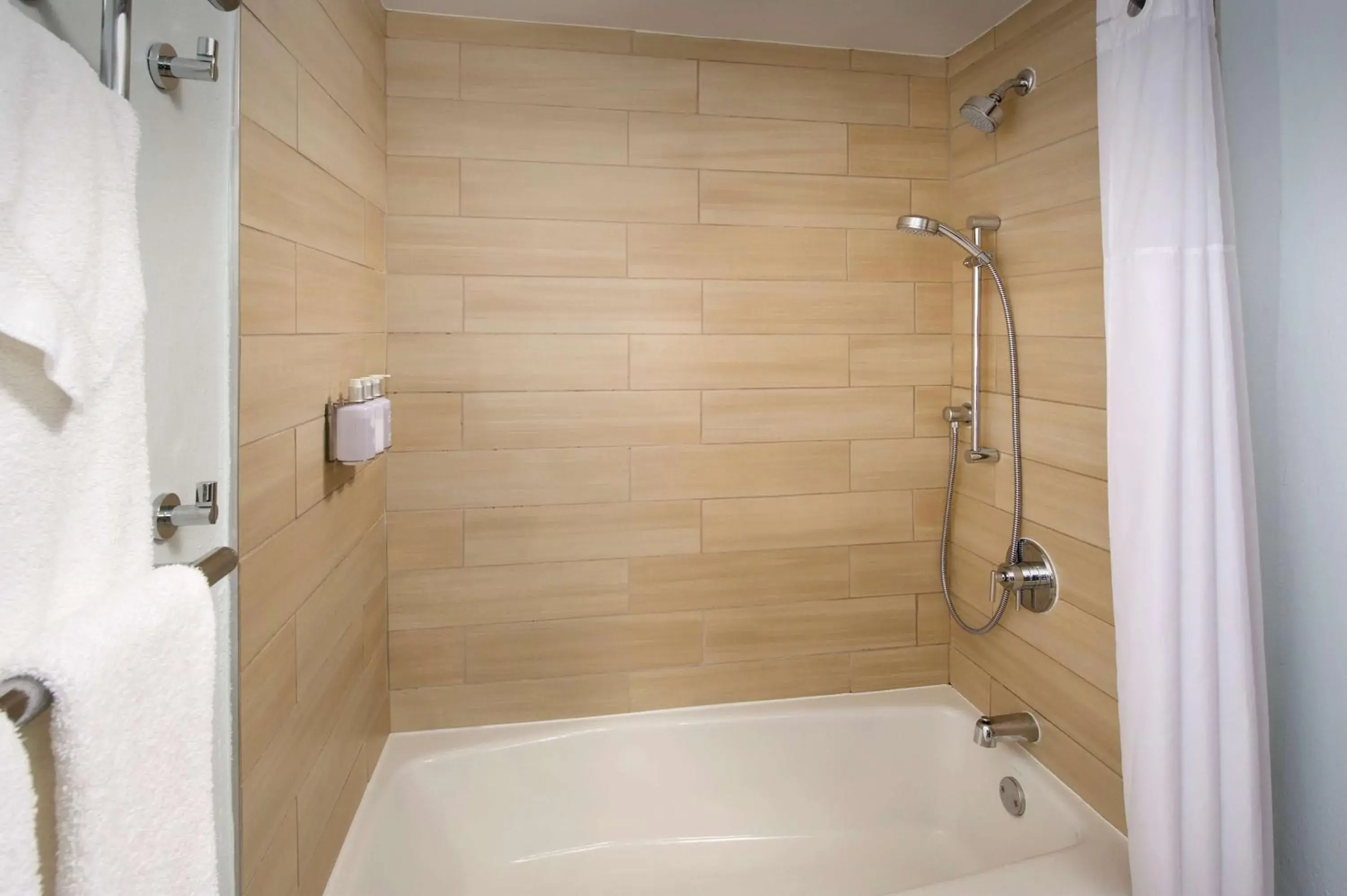 Bathroom in Best Western Beachside Inn Bathroom in Best Western Beachside Inn