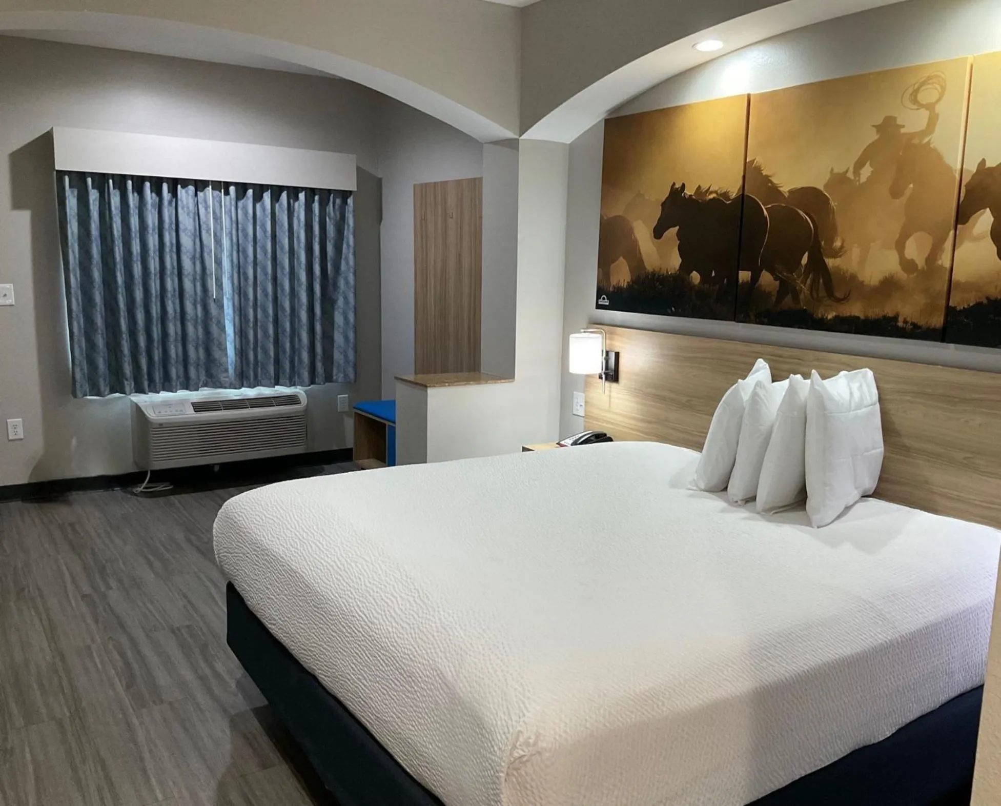 Bedroom, Bed in Days Inn by Wyndham Humble/Houston Intercontinental Airport