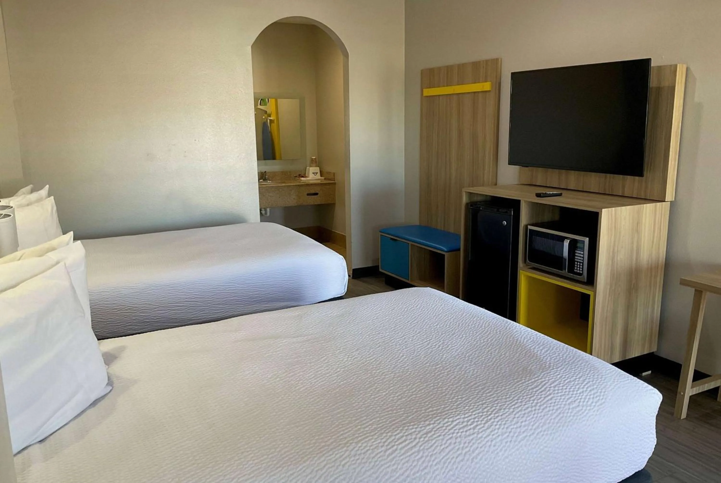 Photo of the whole room, Bed in Days Inn by Wyndham Humble/Houston Intercontinental Airport