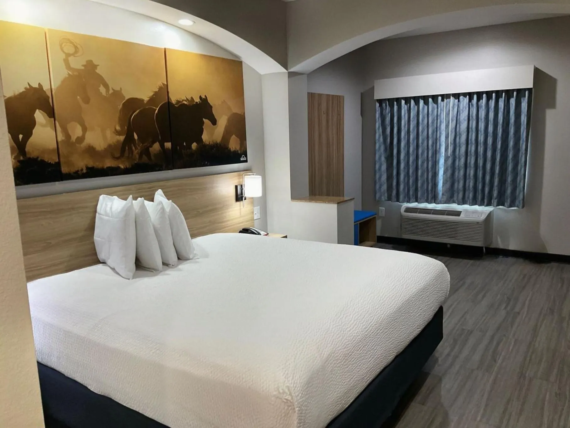 Bedroom, Bed in Days Inn by Wyndham Humble/Houston Intercontinental Airport