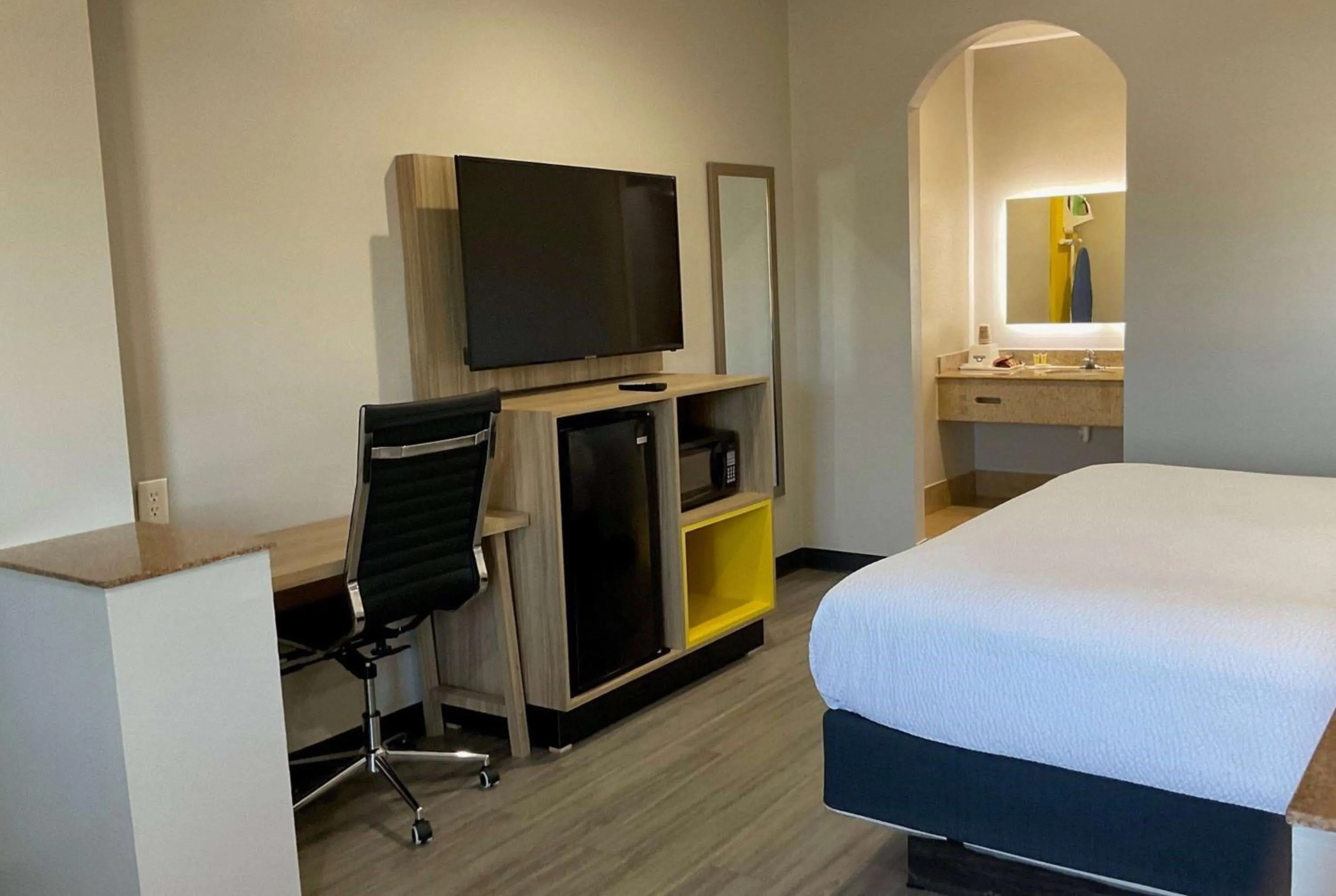 Photo of the whole room, Bed in Days Inn by Wyndham Humble/Houston Intercontinental Airport