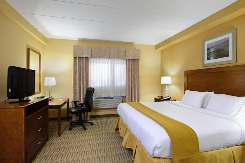 Photo of the whole room, Bed in Holiday Inn Express Philadelphia Airport by IHG