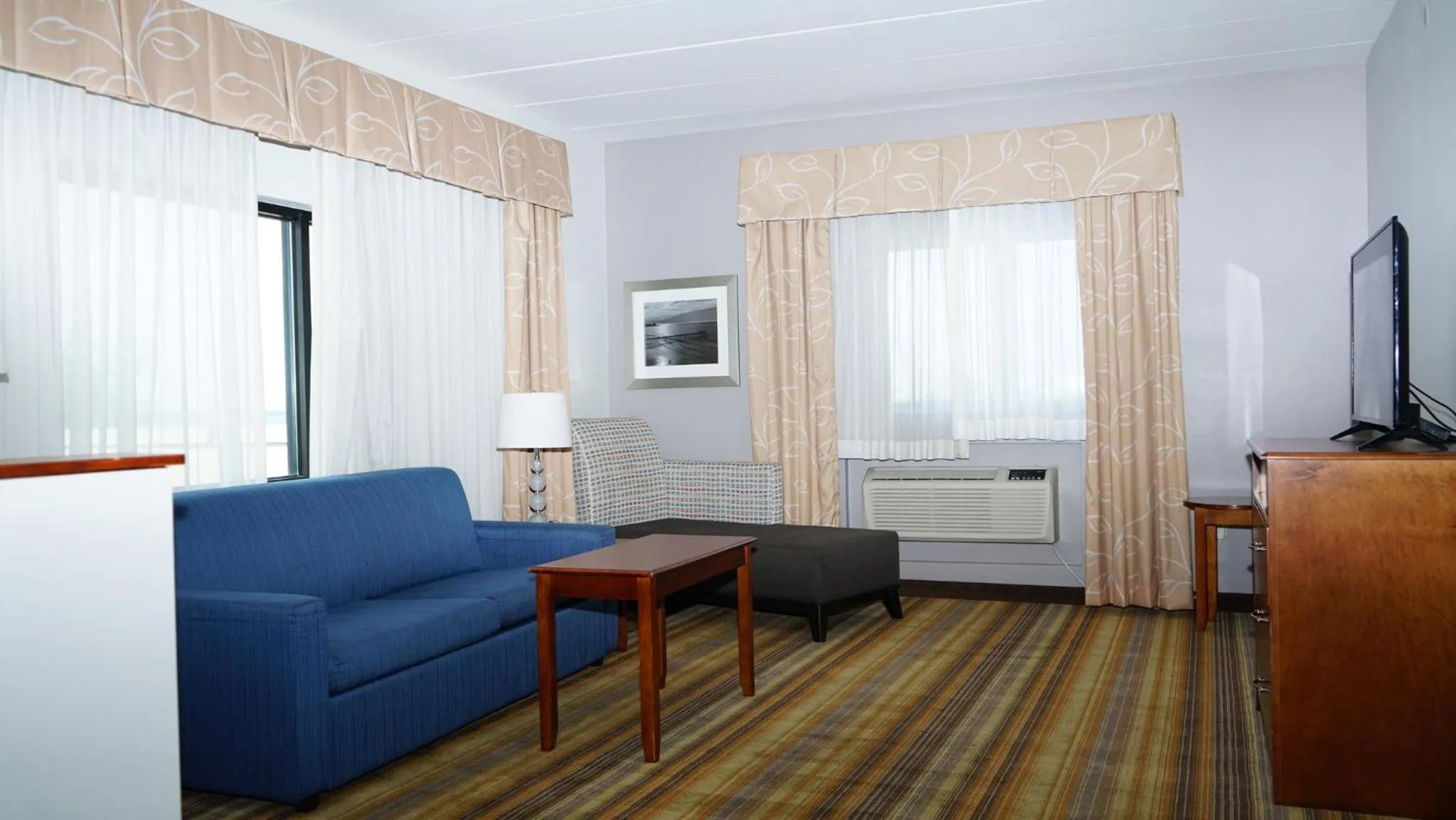 Photo of the whole room in Holiday Inn Express Philadelphia Airport by IHG