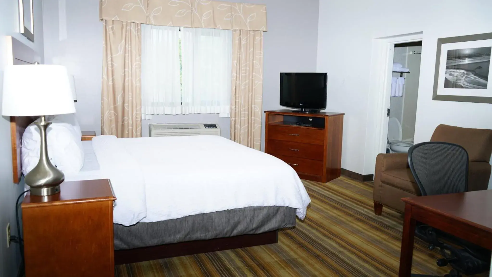 Standard King Room in Holiday Inn Express Philadelphia Airport by IHG Standard King Room in Holiday Inn Express Philadelphia Airport by IHG