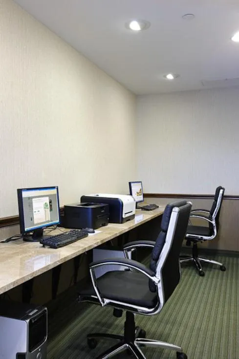 Lobby or reception in Holiday Inn Express Philadelphia Airport by IHG