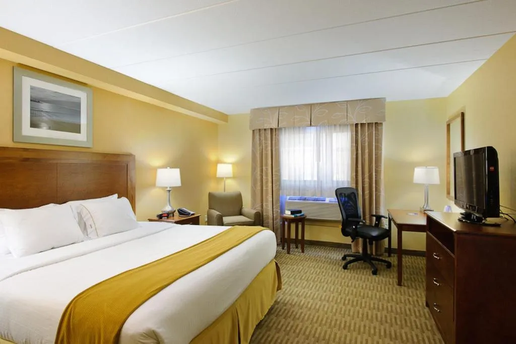 Photo of the whole room, Bed in Holiday Inn Express Philadelphia Airport by IHG