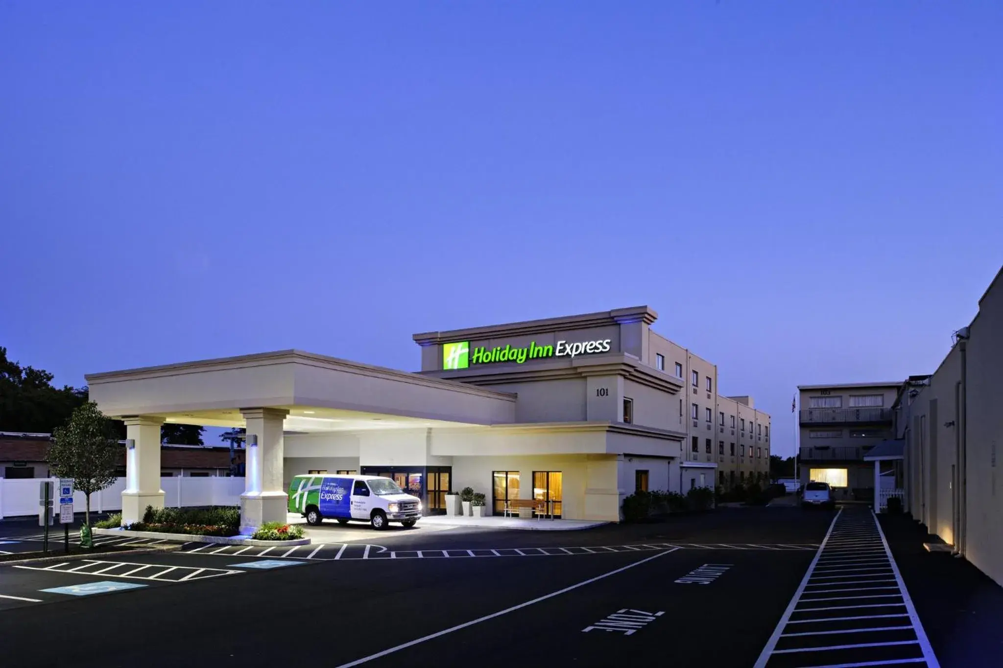Property building in Holiday Inn Express Philadelphia Airport by IHG Property building in Holiday Inn Express Philadelphia Airport by IHG