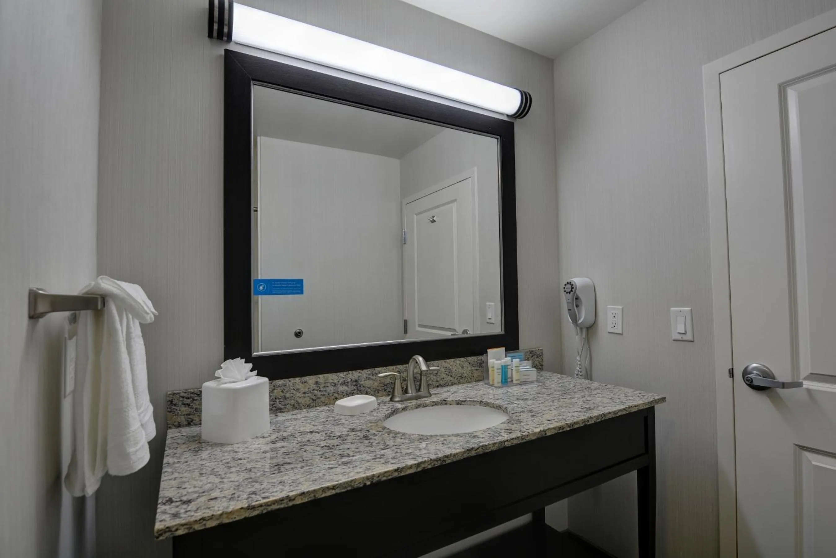 Bathroom in Hampton Inn & Suites Denver Airport / Gateway Park