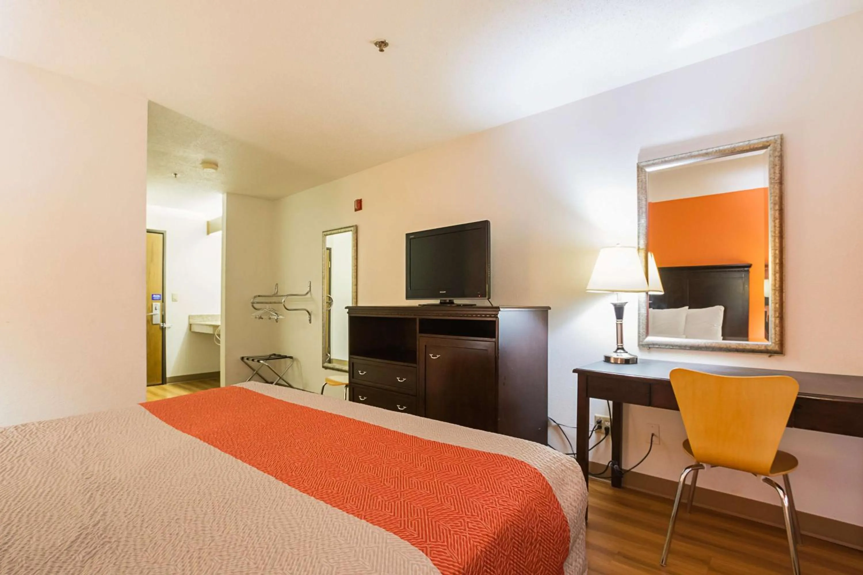 TV and multimedia, Bed in Motel 6-Waterloo, IA - Crossroads Mall - Cedar Falls