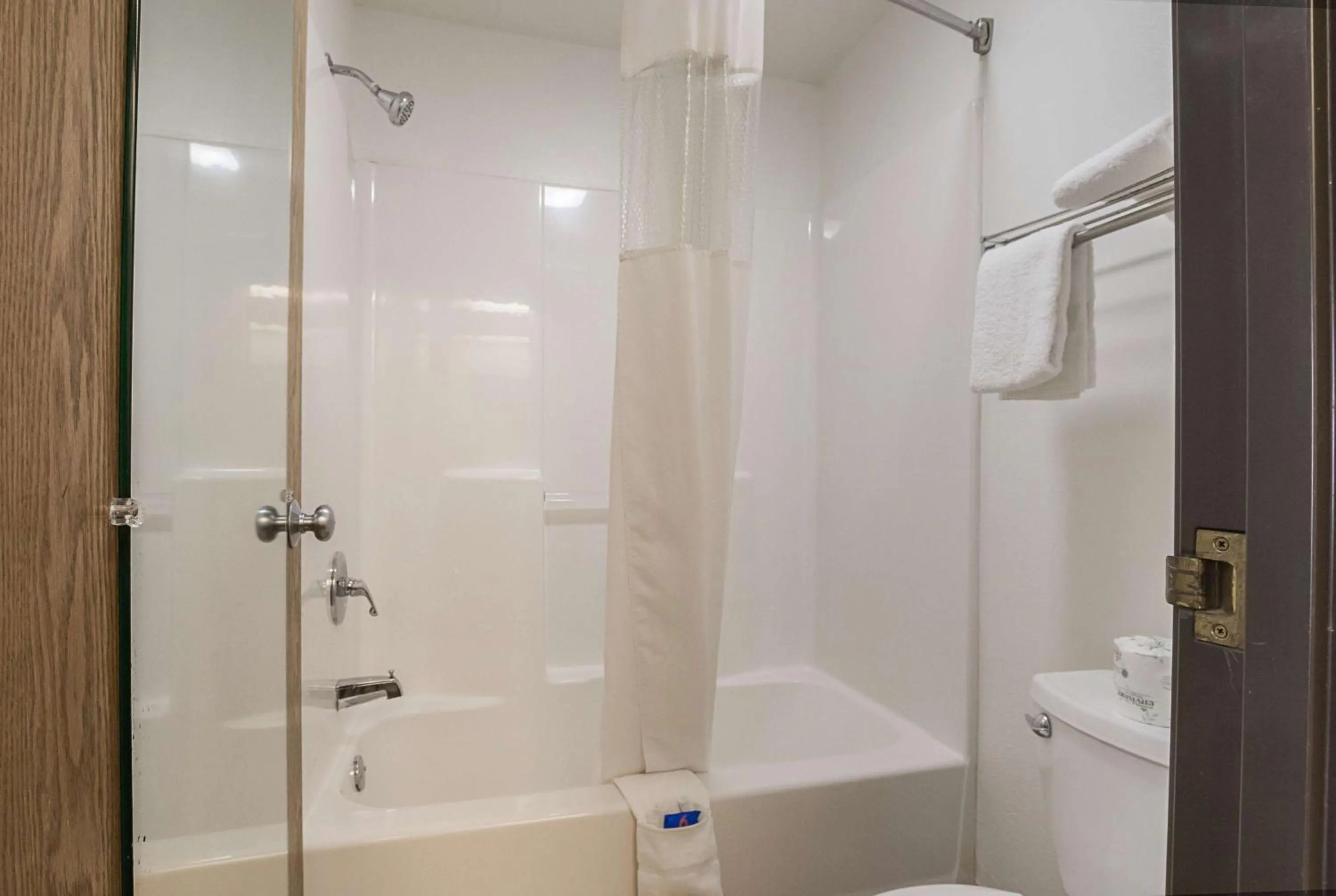 Shower in Motel 6-Waterloo, IA - Crossroads Mall - Cedar Falls