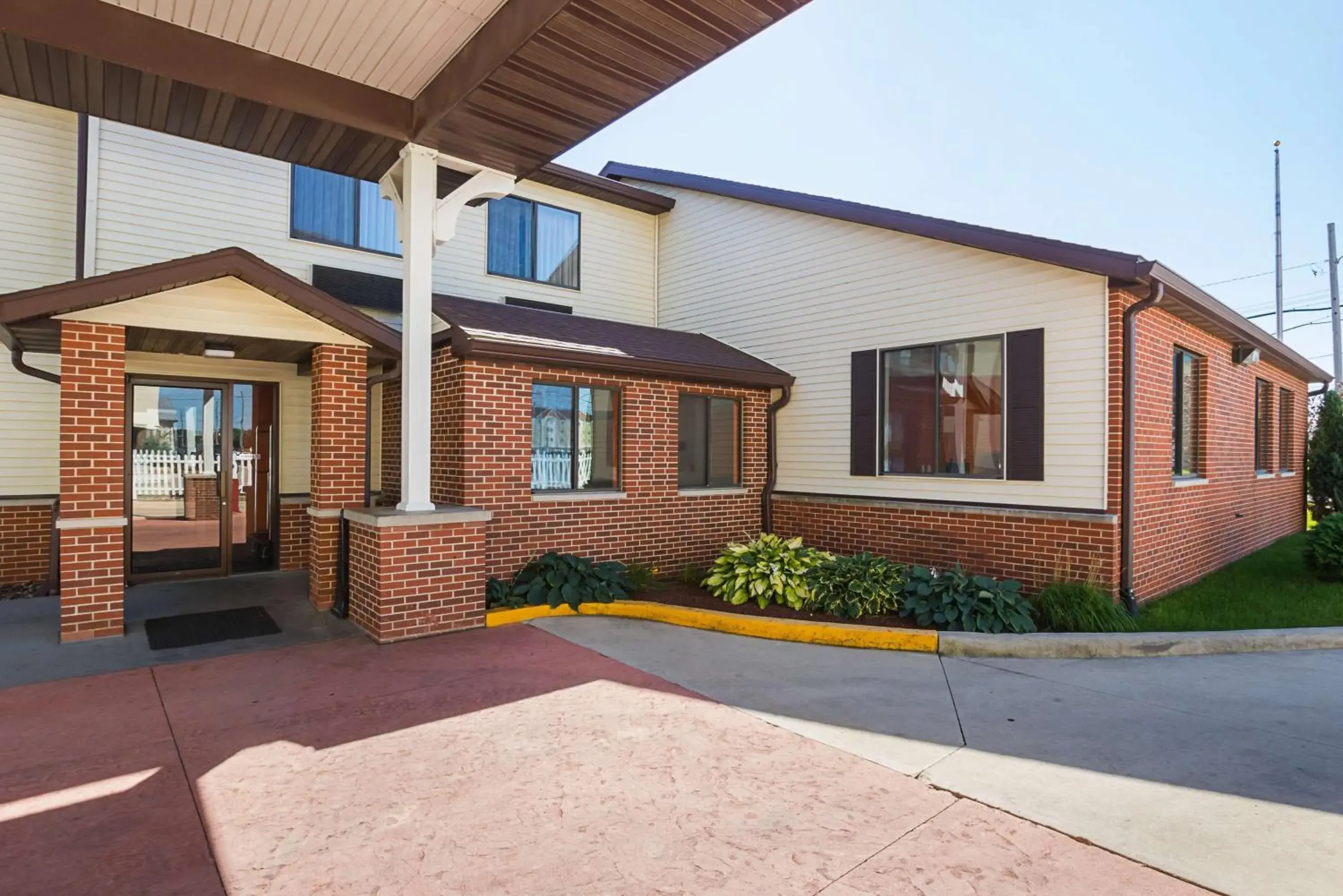 Property building in Motel 6-Waterloo, IA - Crossroads Mall - Cedar Falls Property building in Motel 6-Waterloo, IA - Crossroads Mall - Cedar Falls